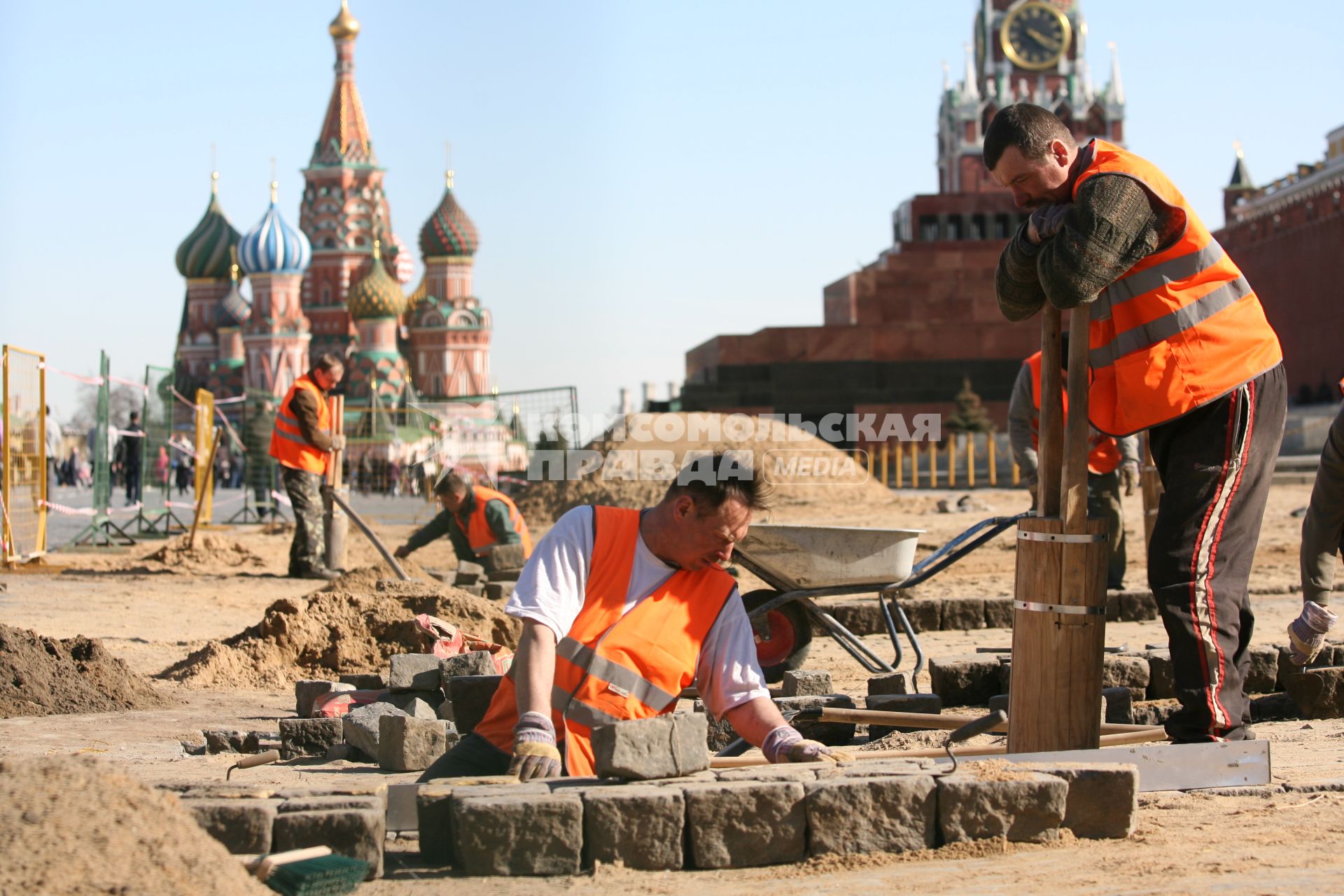 Ремонт брусчатки на Красной площади, Москва, 4 апреля 2011 года