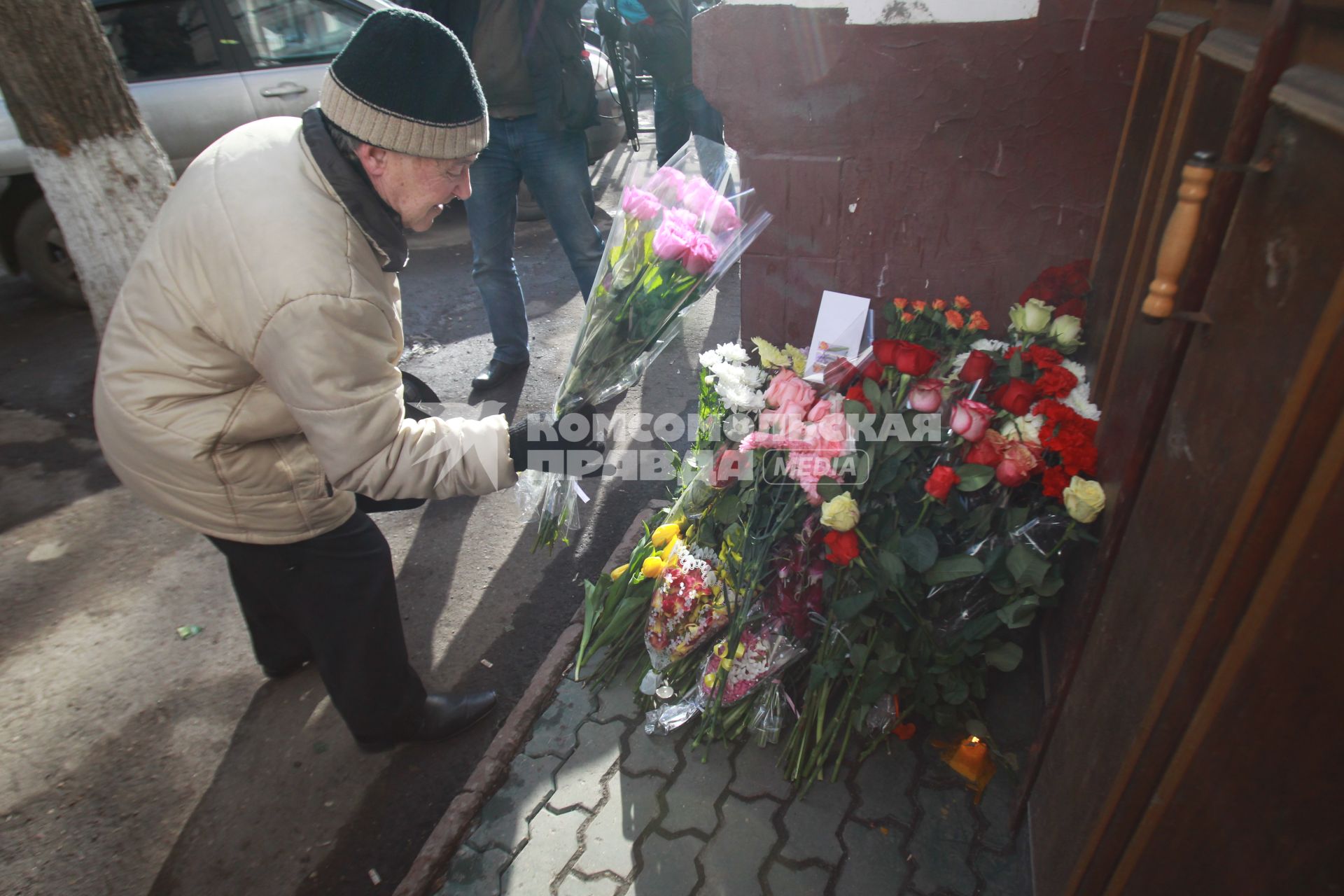 30 марта 2011 года. Россия,  Москва. К подъезду дома Людмилы Гурченко поклонники несут цветы.