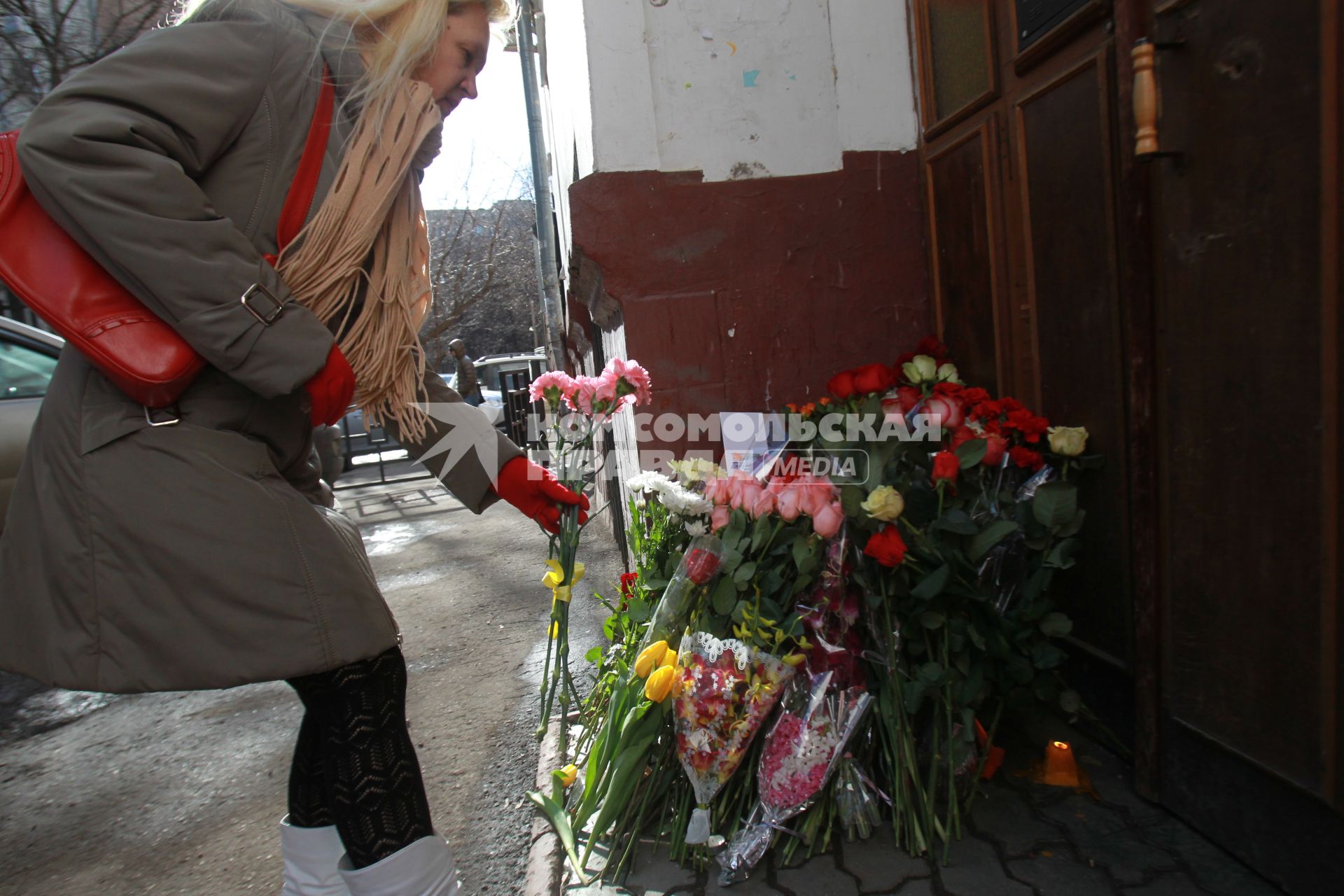 30 марта 2011 года. Россия,  Москва. К подъезду дома Людмилы Гурченко поклонники несут цветы.