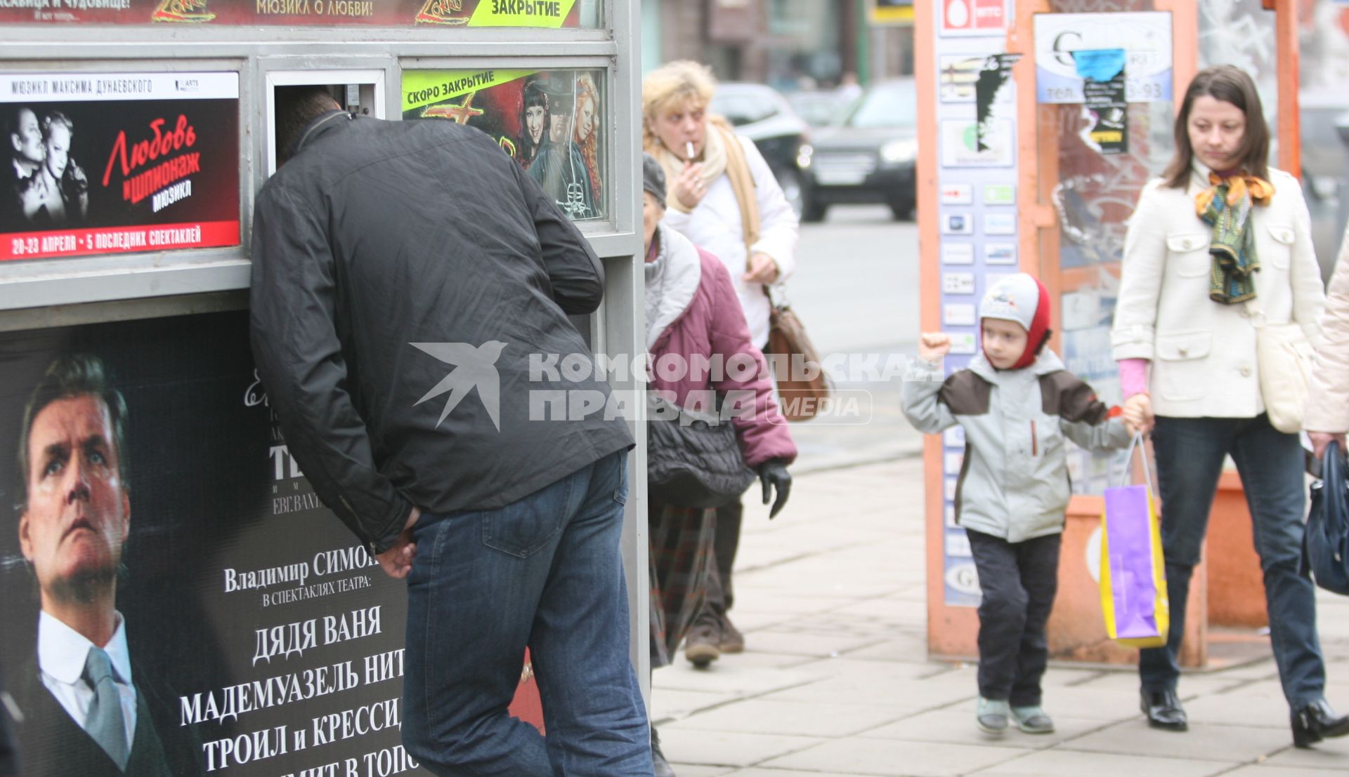 Мужчина у театральной кассы, Москва, 7 апреля 2011 года