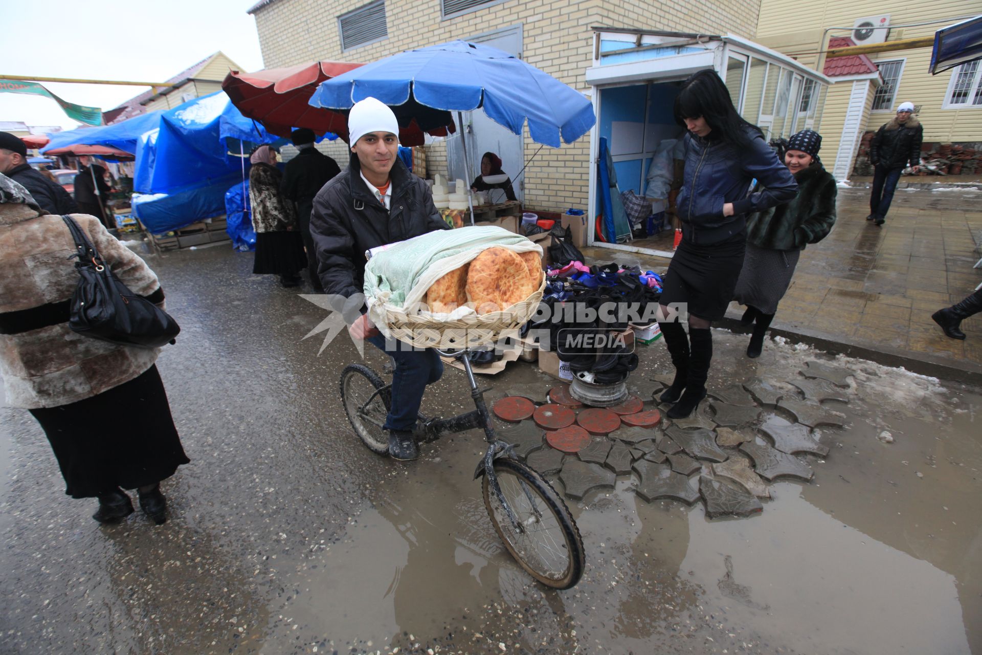 Уличная торговля, Грозный, Чечня, 8 марта 2011 года. Хлеб. Лепешки. Лаваш. Велосипед. Доставка.