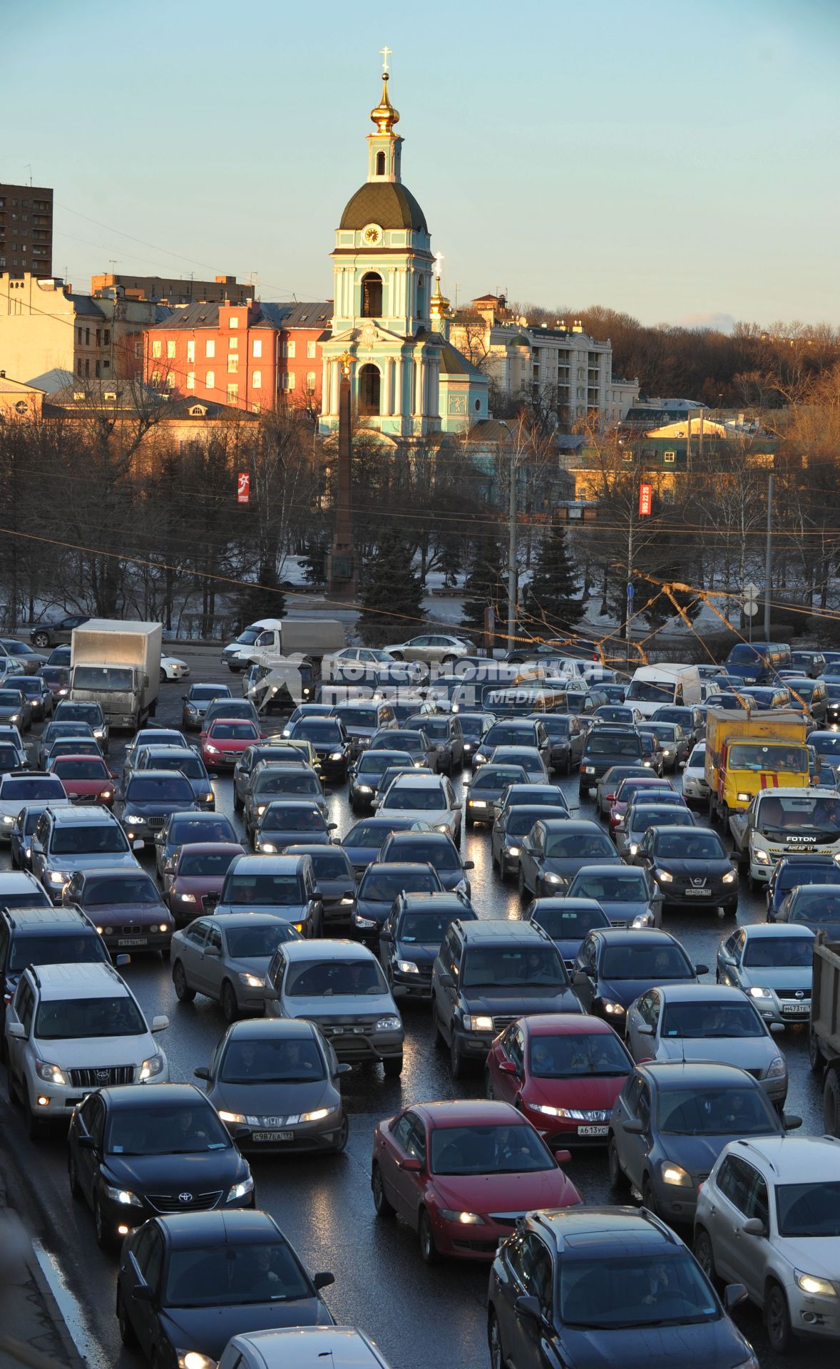 Пробка автомобилей на котельнической набережной в Москве 01 апреля 2011 г.