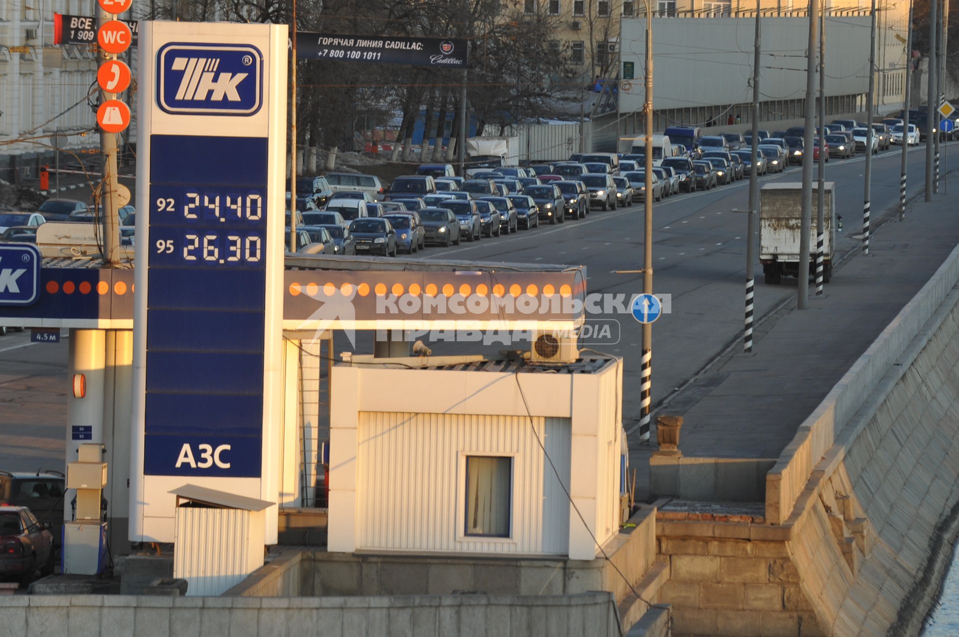 Москва 01 апреля 2011 г. Пробка автомобилей на котельнической набережной. Бензоправка ТНК.