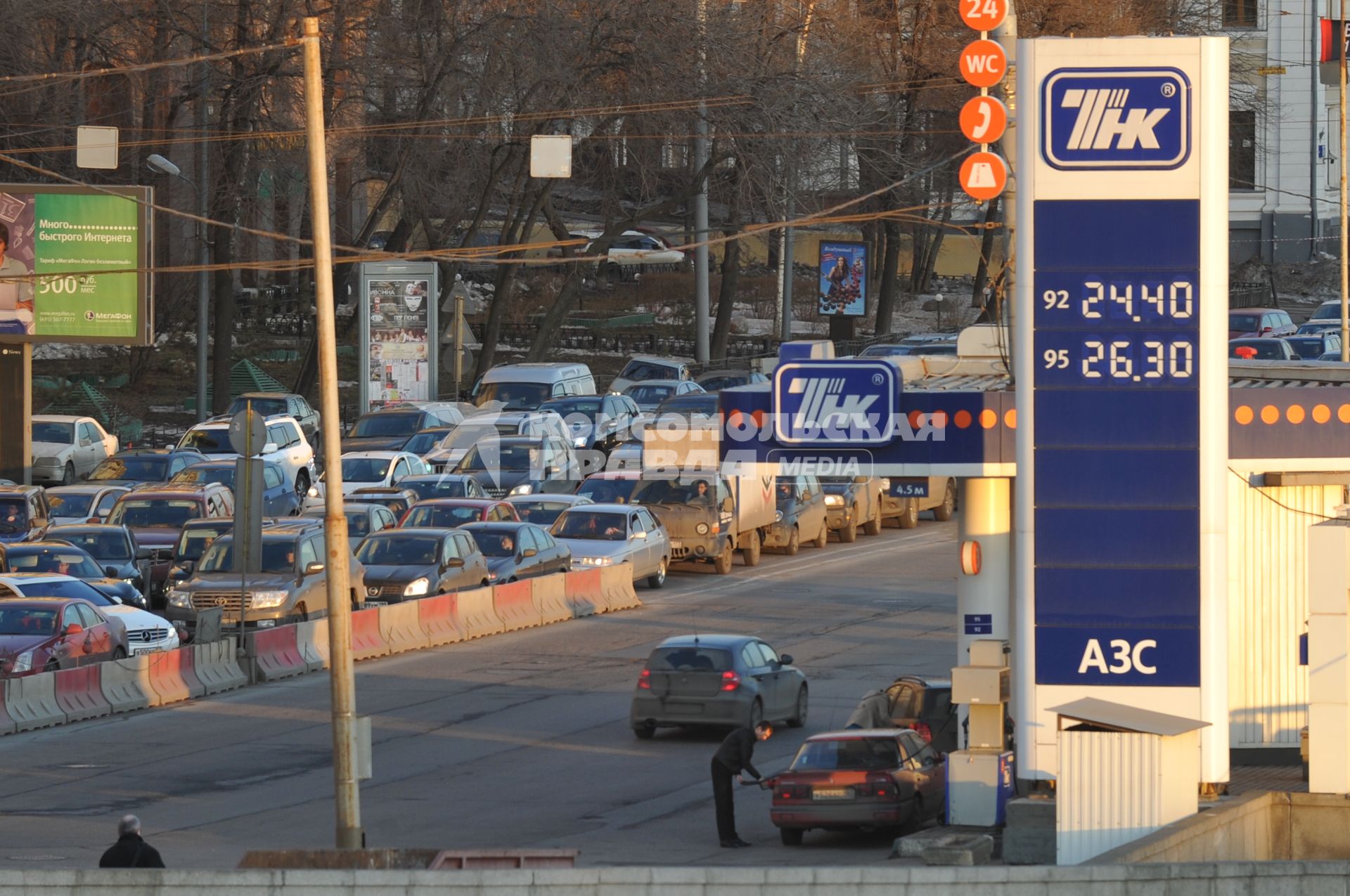 Москва 01 апреля 2011 г. Пробка автомобилей на котельнической набережной. Бензоправка ТНК.