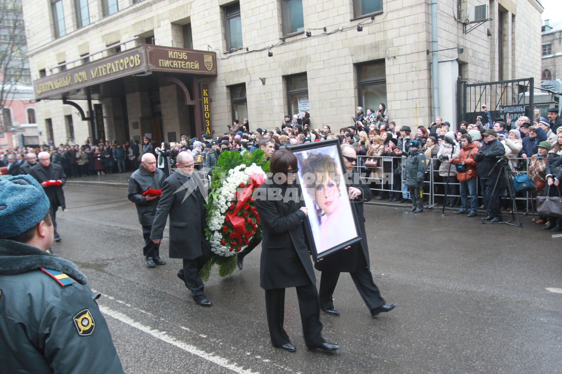 02 апреля 2011 г. Траурная церемония вышла из Центрального дома литераторов. Портрет Людмилы Гурченко несли родной брат ее мужа Сергея Сенина и личный стилист актрисы Аслан Ахмадов.