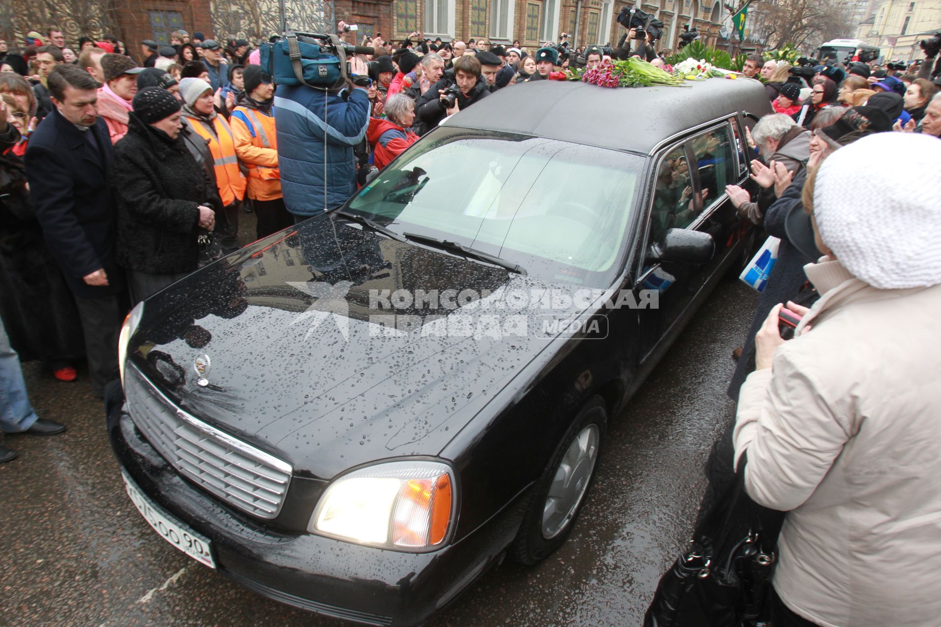 02 апреля 2011 г. Тысячи людей пришли проститься с великой актрисой Людмилой Гурченко.