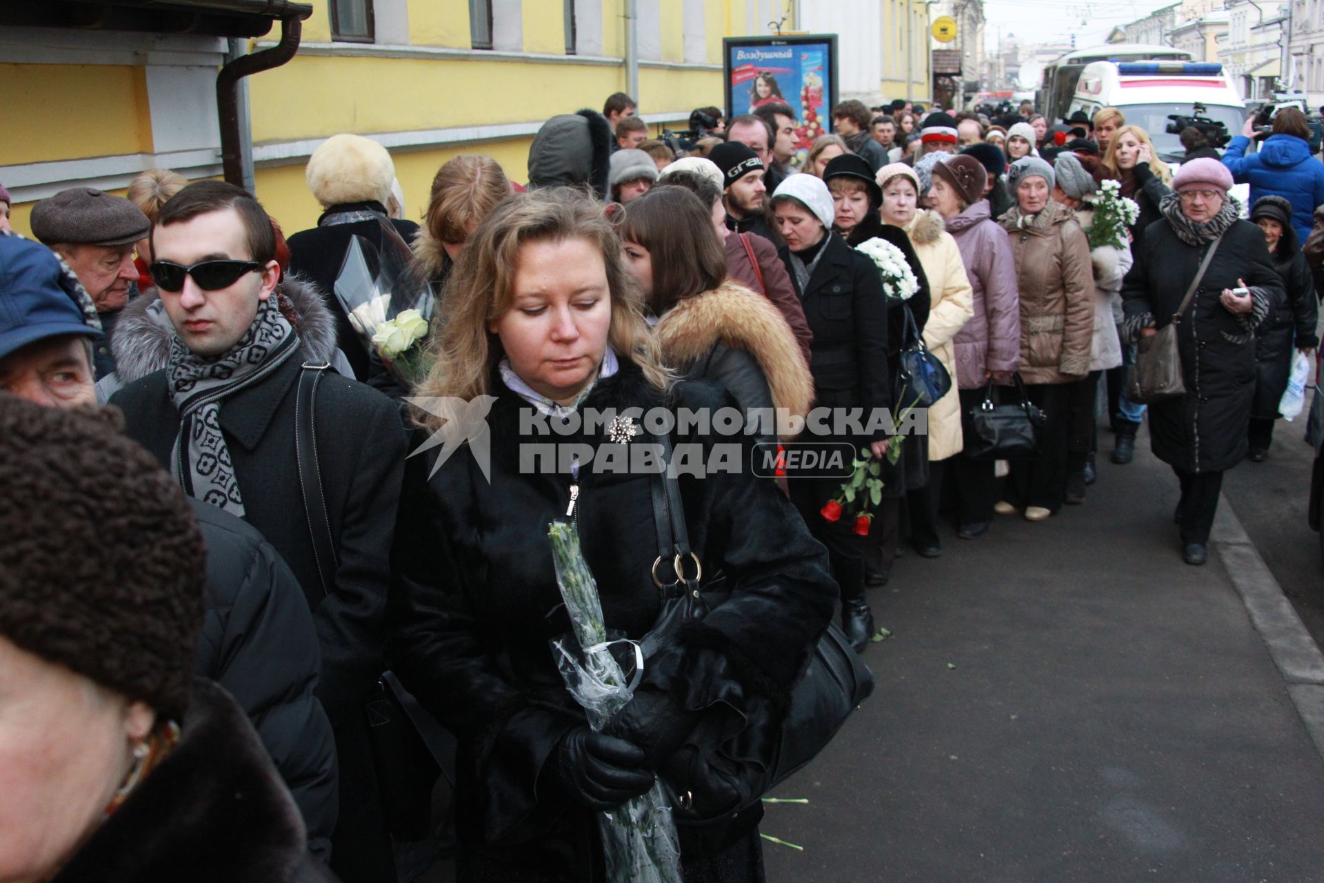 02 апреля 2011 г. Тысячи людей пришли проститься с великой актрисой Людмилой Гурченко.