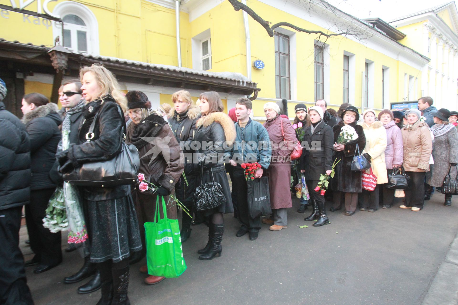 02 апреля 2011 г. Тысячи людей пришли проститься с великой актрисой Людмилой Гурченко.