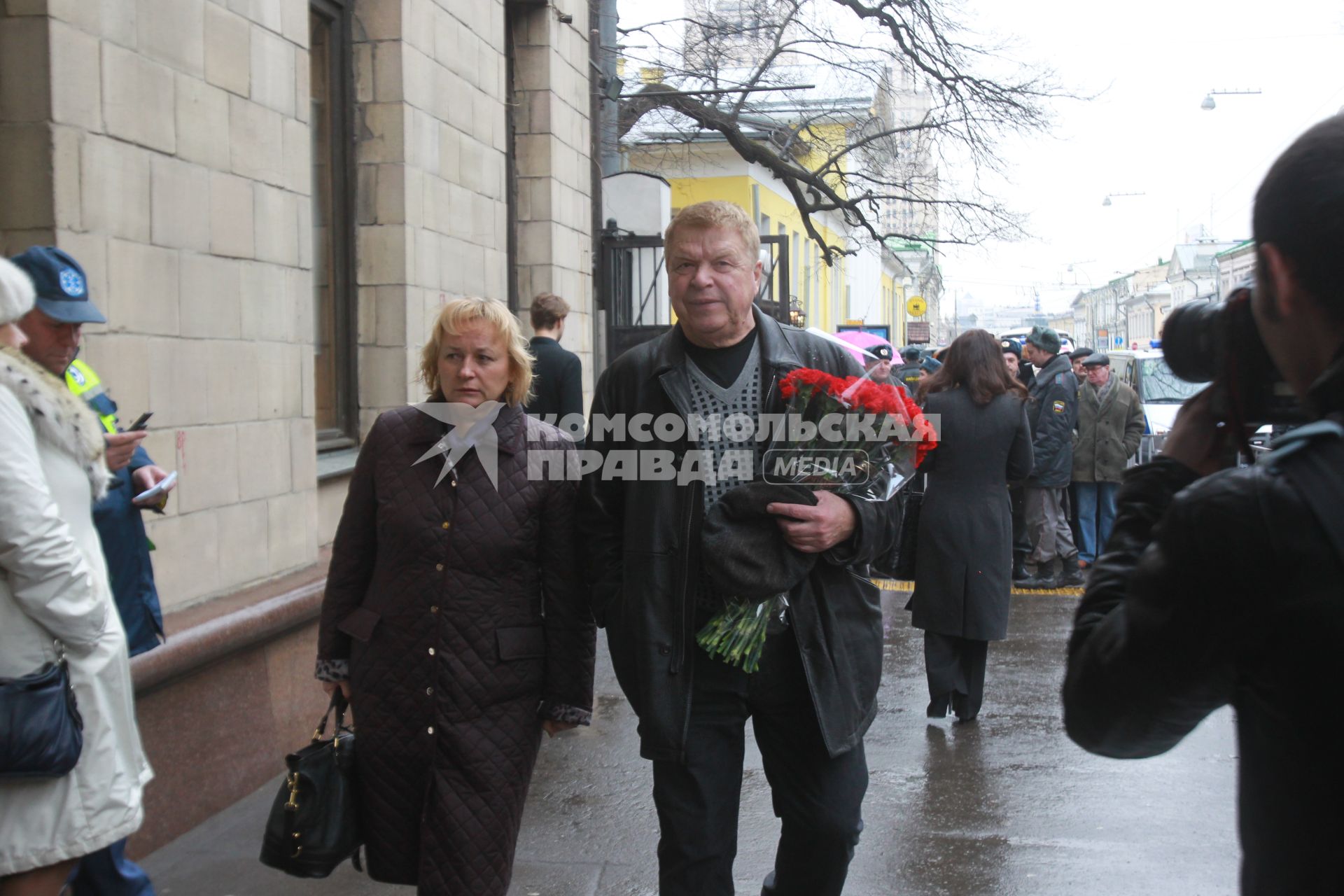 02 апреля 2011 г. Центральный Дом Литераторов. Актер Михаил Кокшенов пришел проститься с Людмилой Гурченко.