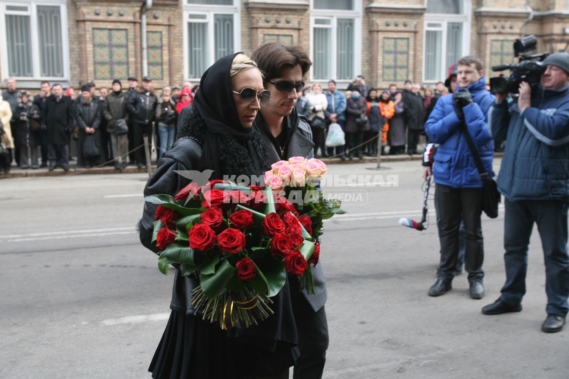 Панихида Людмилы Гурченко в Центральном Доме литераторов, Москва, 2 апреля 2011 года. 02 апреля 2011 г.  На фото: Кристина Орбакайте и Максим Галкин.