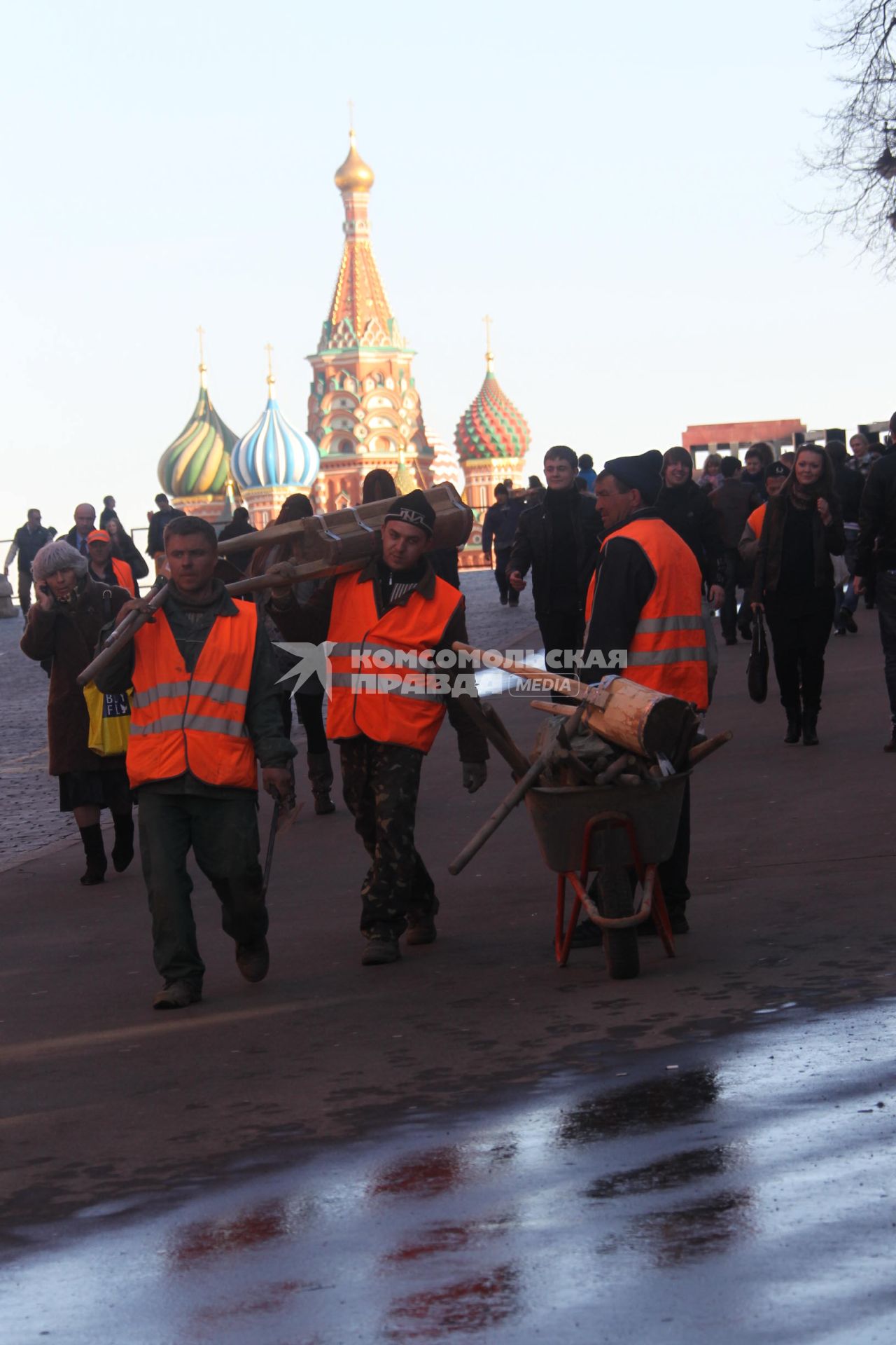 04 апреля 2011 г. Россия, Москва. Работы по ремонту и перекладка брусчатки на Красной площади. На заднем плане Храм Василия Блаженного.