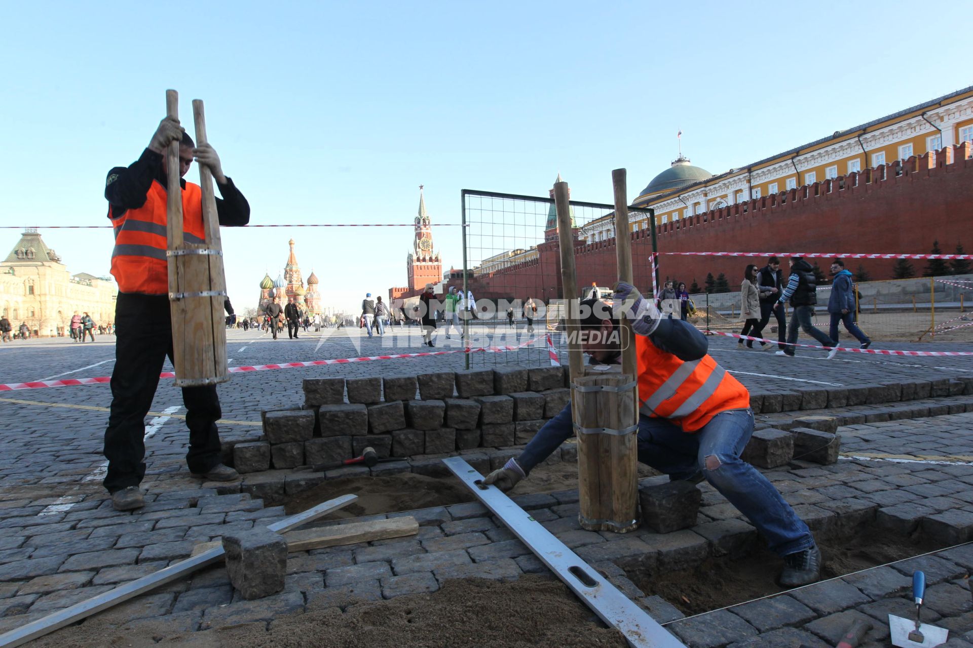 04 апреля 2011 г. Россия, Москва. Работы по ремонту и перекладка брусчатки на Красной площади.