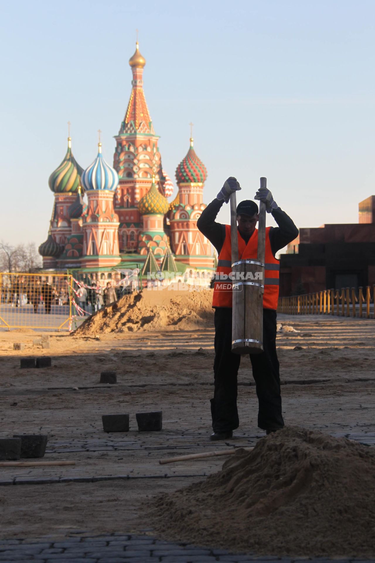 04 апреля 2011 г. Россия, Москва. Работы по ремонту и перекладка брусчатки на Красной площади.  На заднем плане Храм Василия Блаженного.