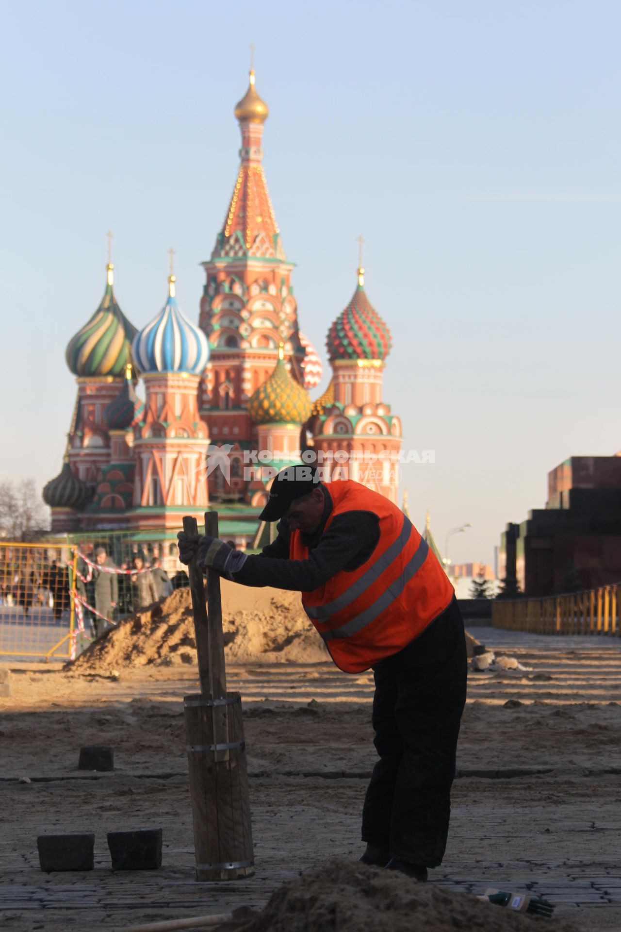 04 апреля 2011 г. Россия, Москва. Работы по ремонту и перекладка брусчатки на Красной площади. На заднем плане Храм Василия Блаженного.