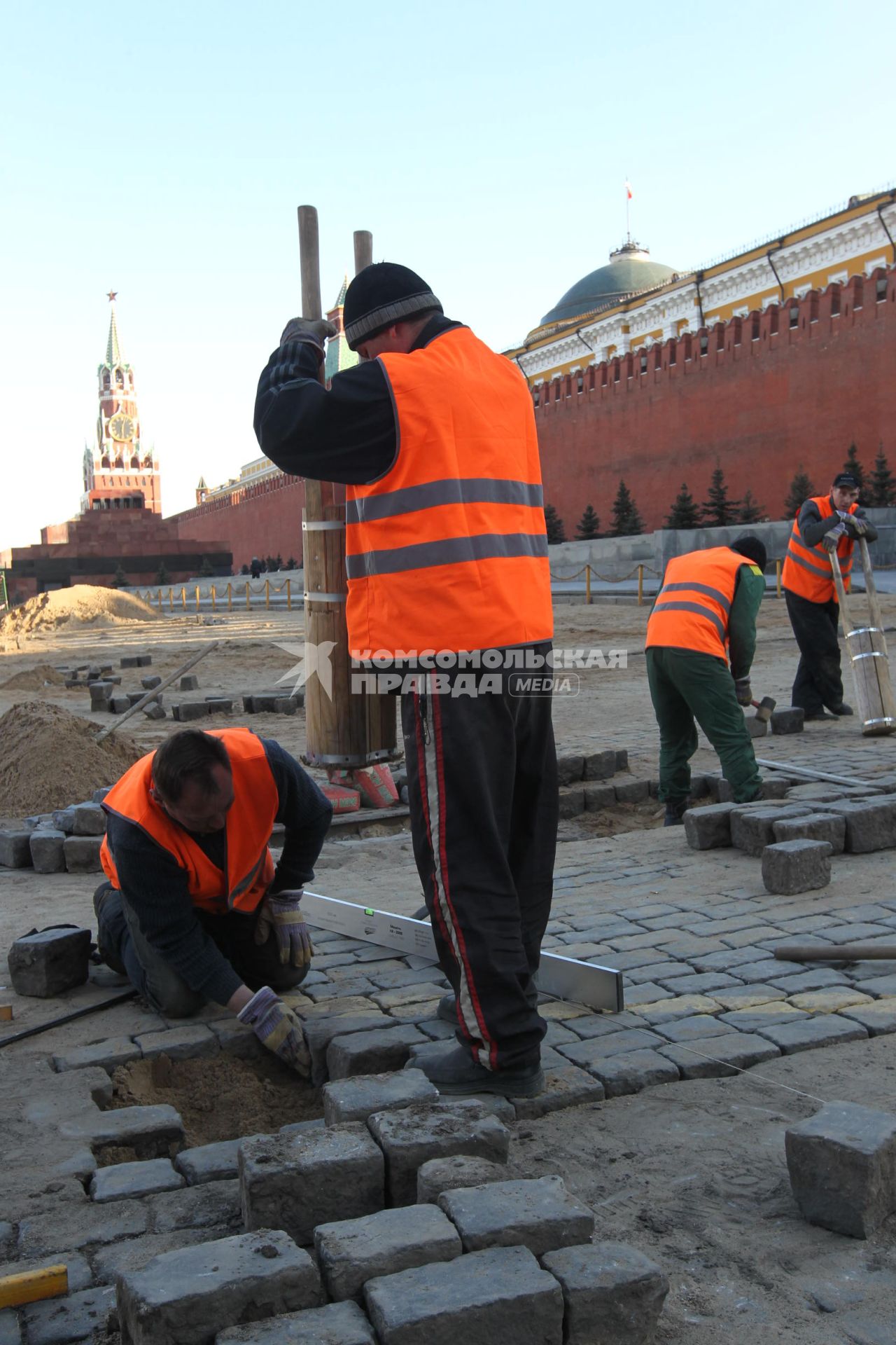 04 апреля 2011 г. Россия, Москва. Работы по ремонту и перекладка брусчатки на Красной площади.