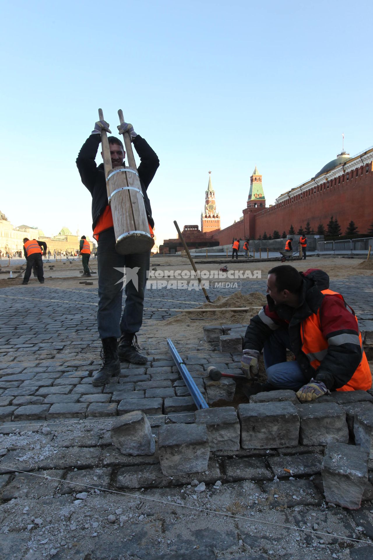 04 апреля 2011 г. Россия, Москва. Работы по ремонту и перекладка брусчатки на Красной площади.