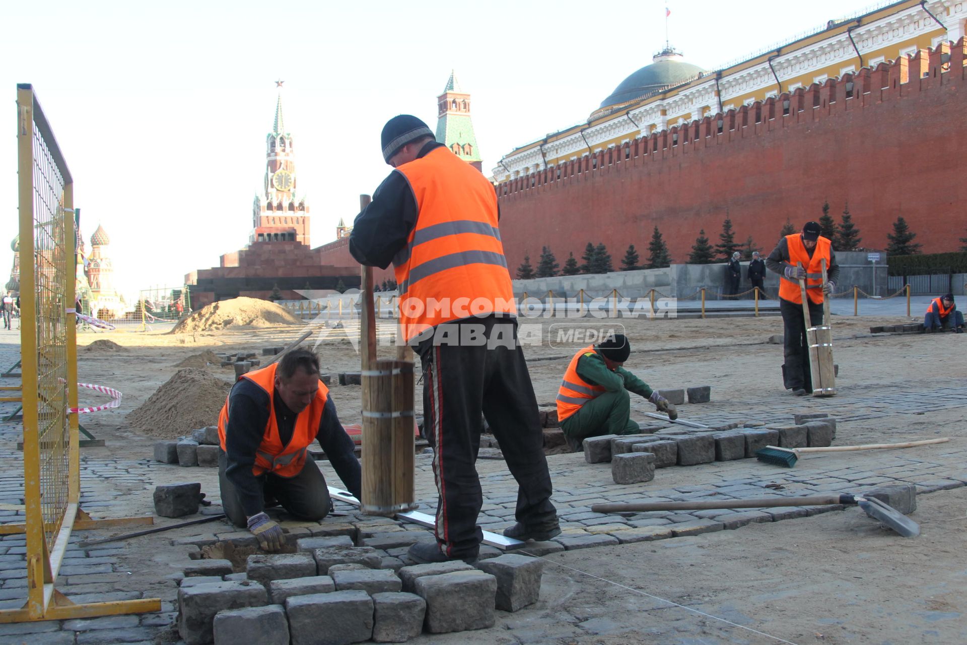 04 апреля 2011 г. Россия, Москва. Работы по ремонту и перекладка брусчатки на Красной площади.