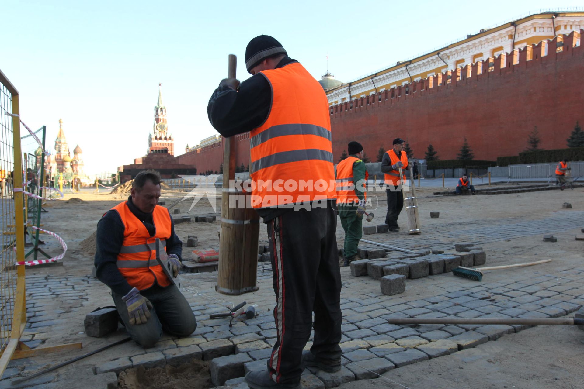 04 апреля 2011 г. Россия, Москва. Работы по ремонту и перекладка брусчатки на Красной площади.