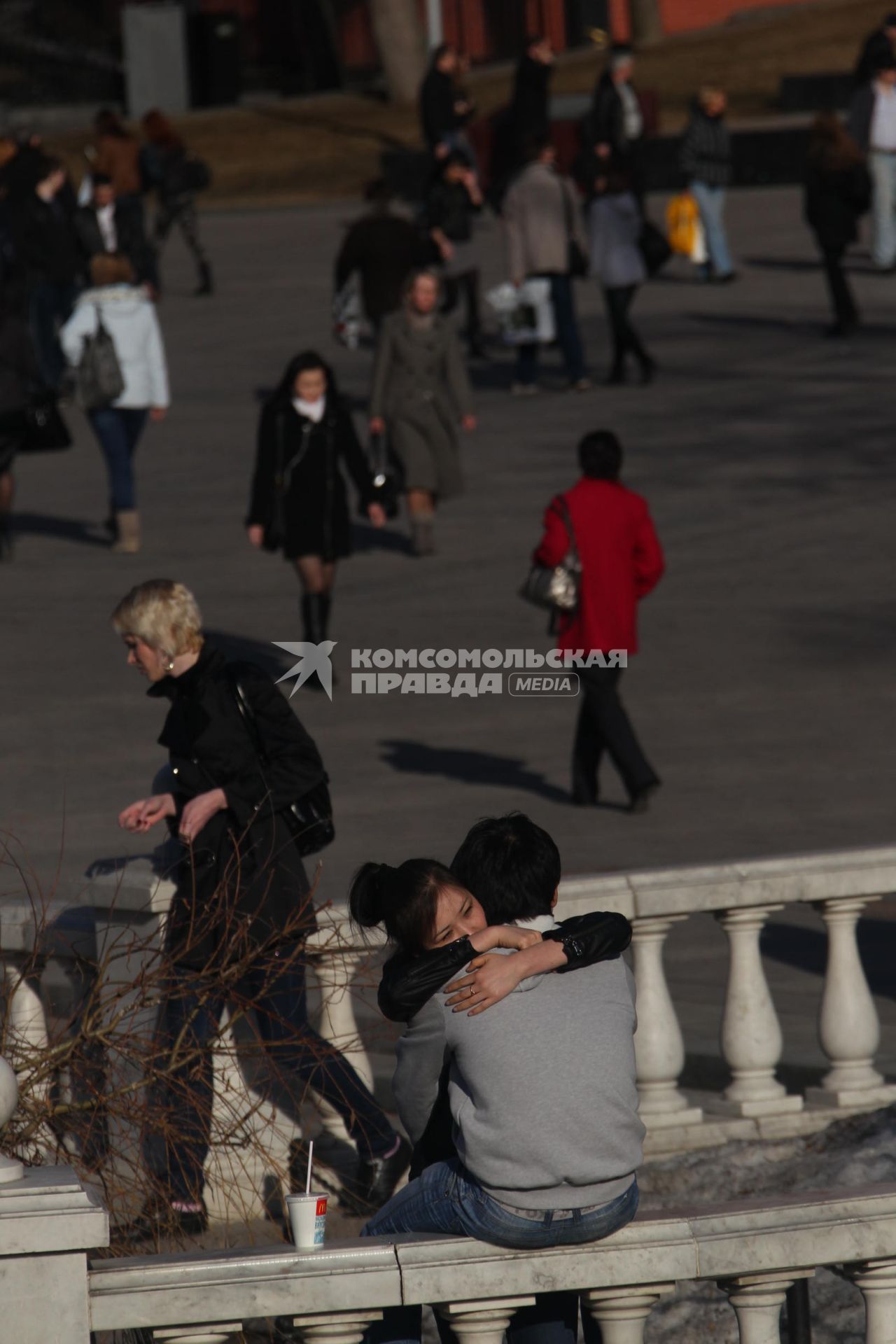 04 апреля 2011 г. Россия, Москва. Манежная площадь. Молодежь влюбленные.