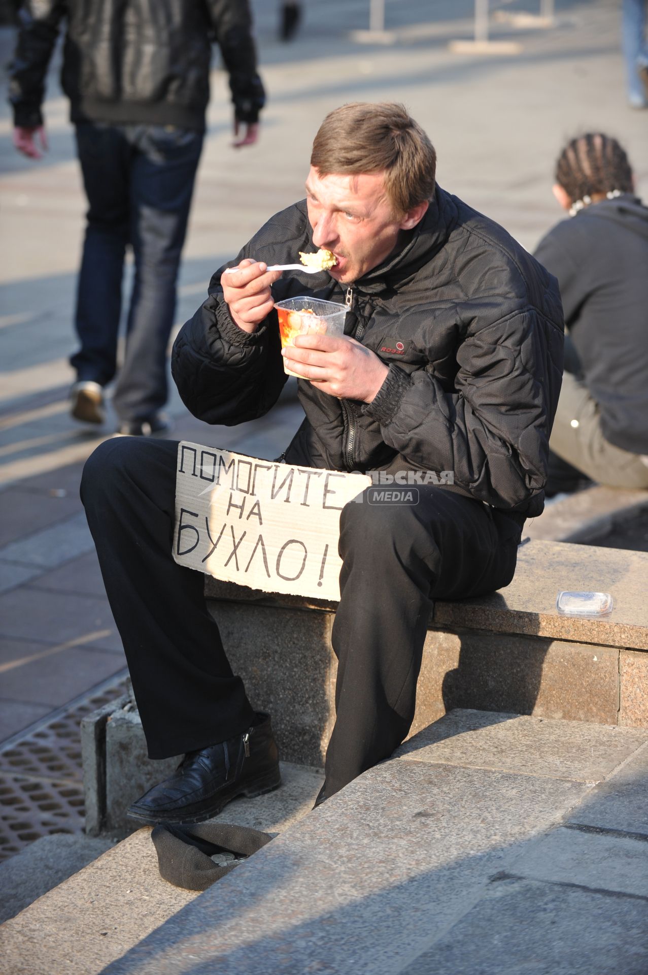 04 апреля 2011 г. Россия, Москва. Алкоголик, попрошайка, просьба помочь на бухло.