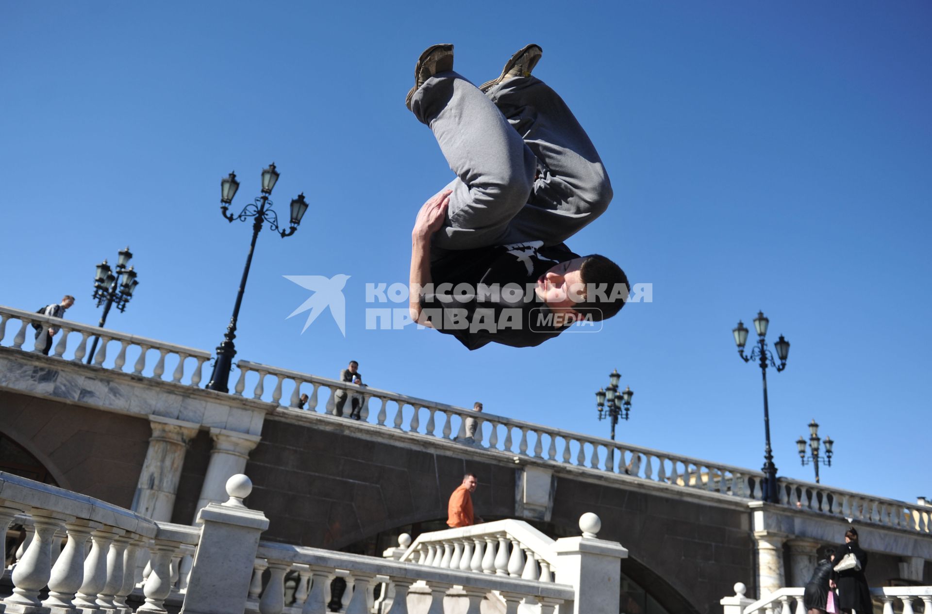 04 апреля 2011 г. Россия, Москва. Манежная площадь. Молодежь, спорт, Паркур.