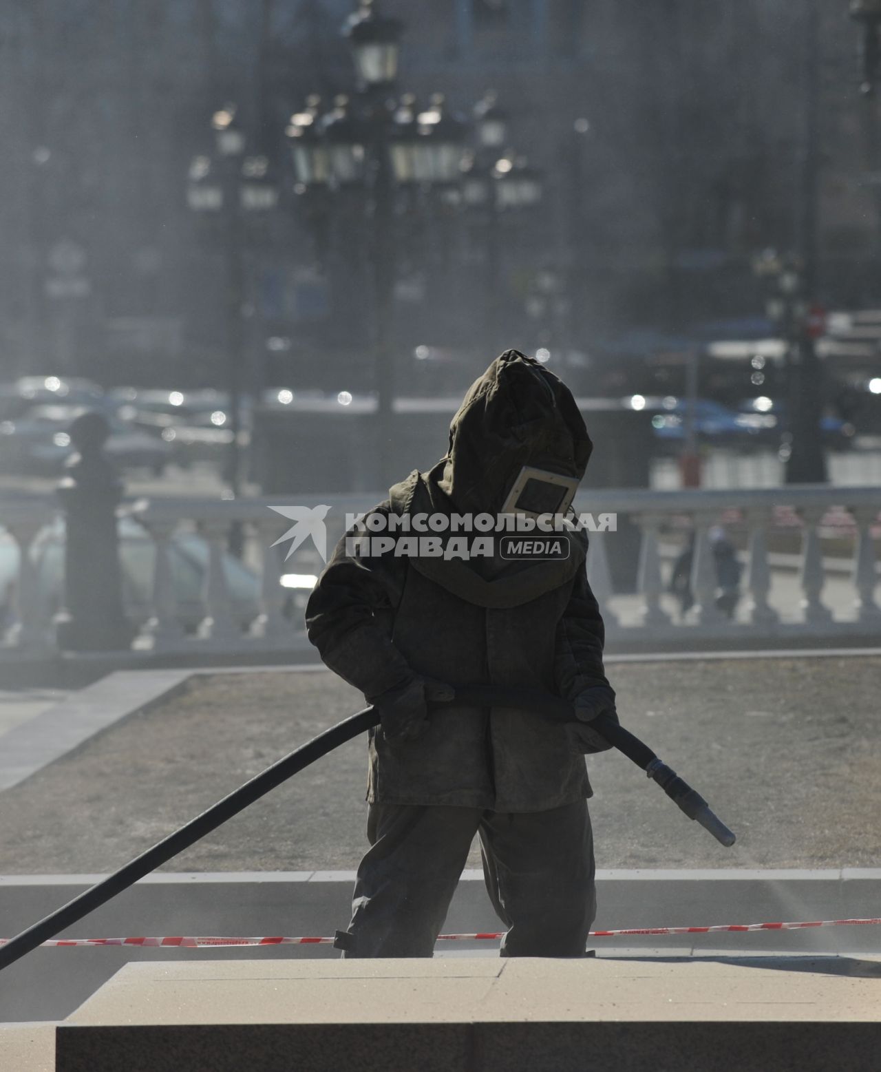 04 апреля 2011 г. Россия, Москва. Манежная площадь. Чистка, мытье, уборка улиц.