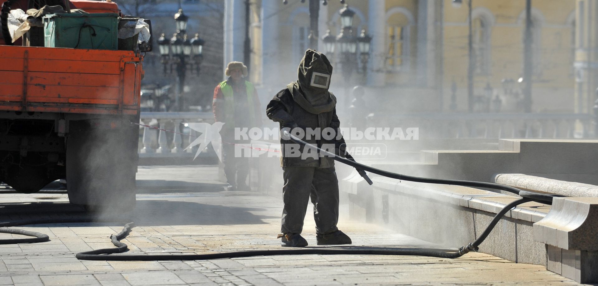 04 апреля 2011 г. Россия, Москва. Манежная площадь. Чистка, мытье, уборка улиц.