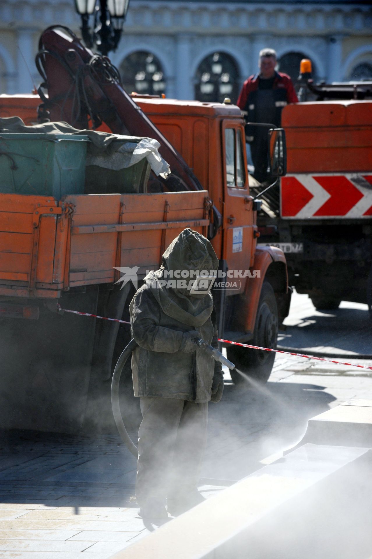 04 апреля 2011 г. Россия, Москва. Манежная площадь. Чистка, мытье, уборка улиц.