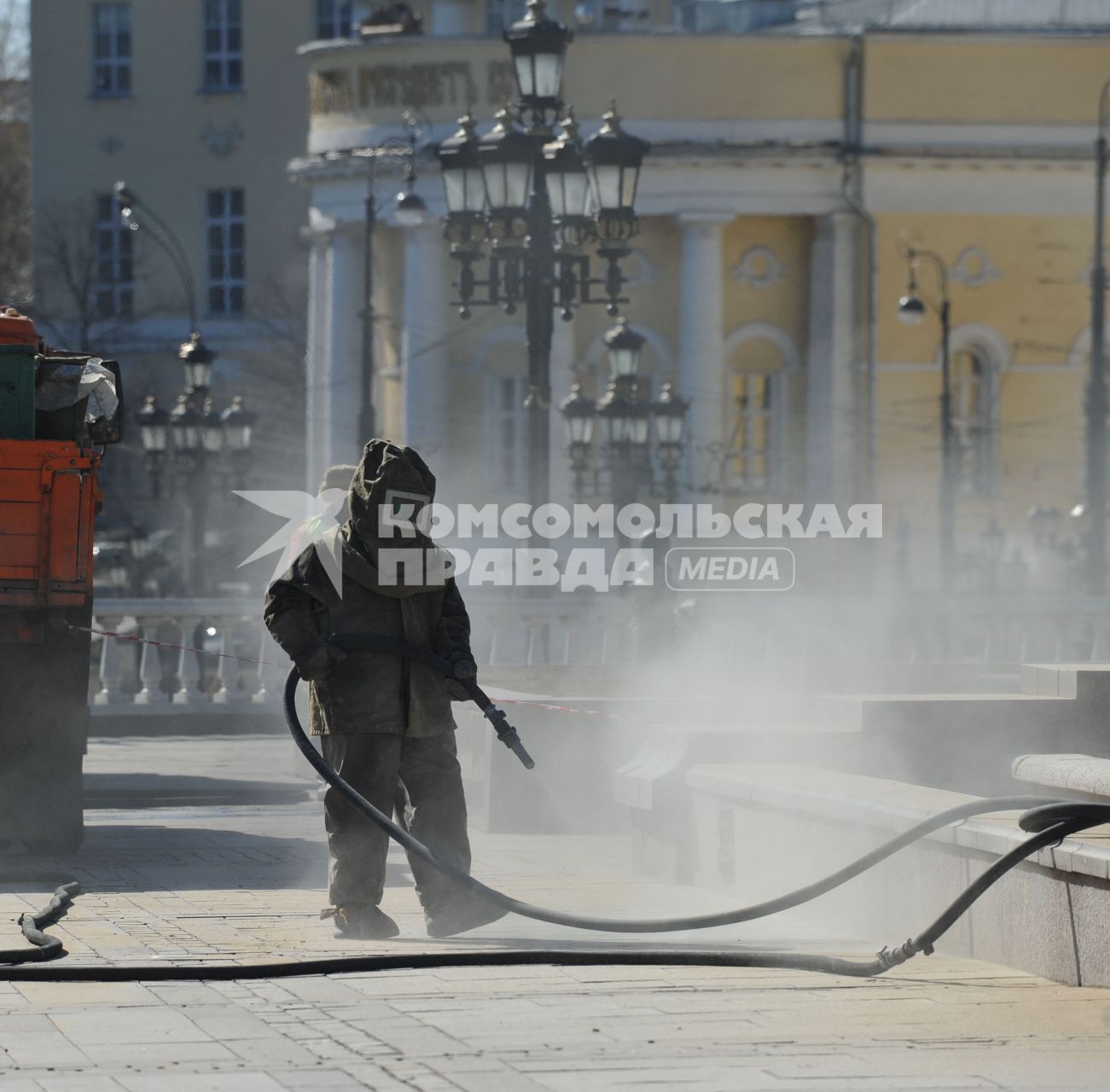 04 апреля 2011 г. Россия, Москва. Манежная площадь. Чистка, мытье, уборка улиц.