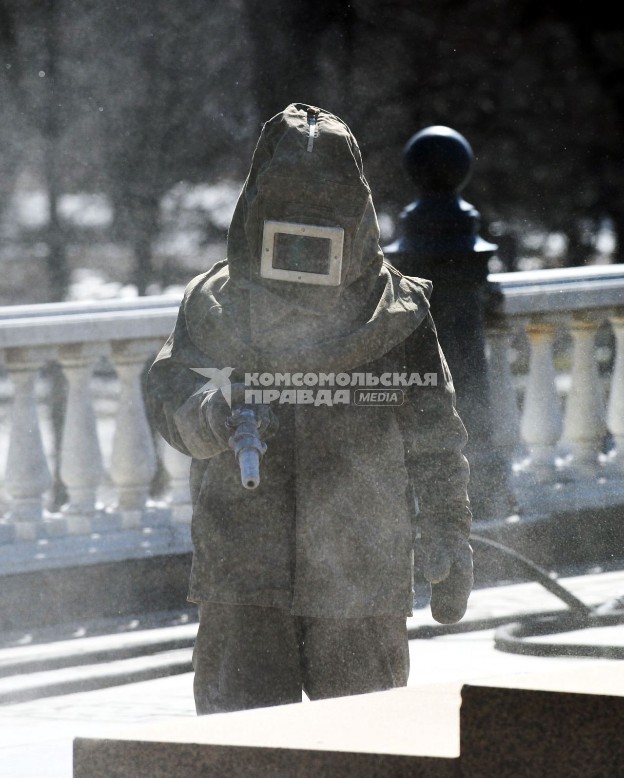 04 апреля 2011 г. Россия, Москва. Манежная площадь. Чистка, мытье, уборка улиц.