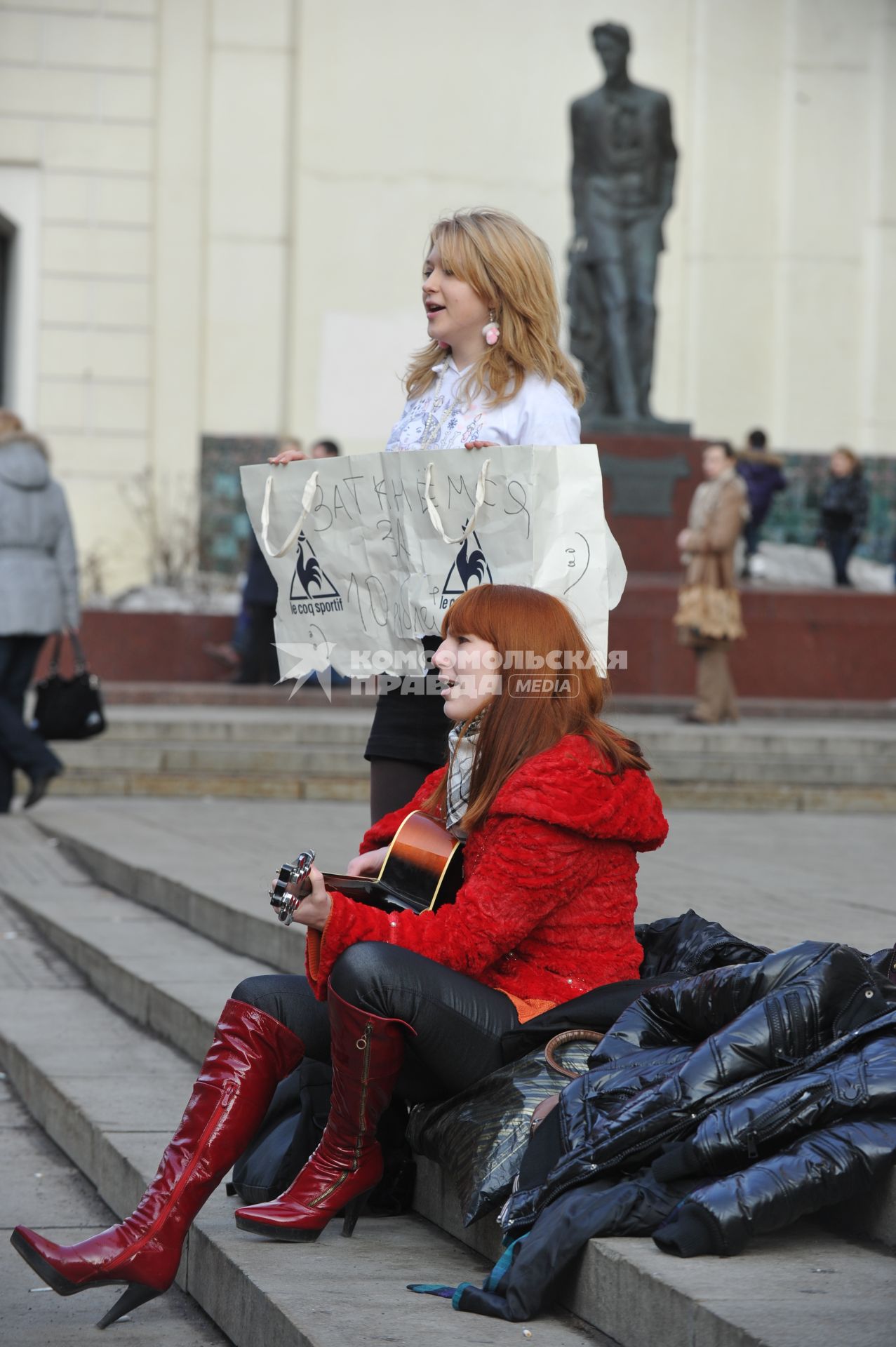 04 апреля 2011 г. Россия, Москва. Молодежь, уличные музыканты.