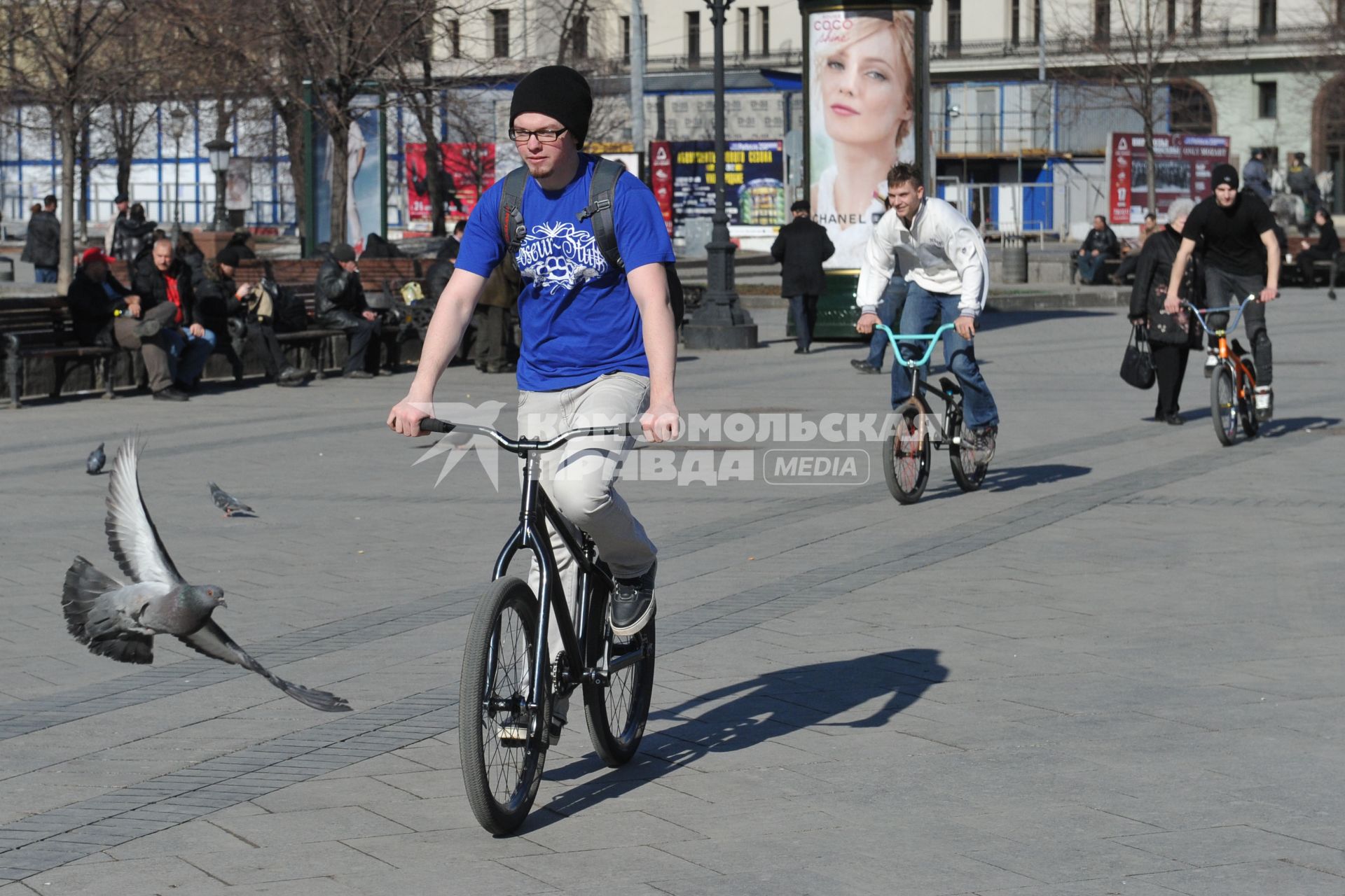 04 апреля 2011 г. Россия, Москва. Молодежь, велосипедисты, спорт, активный отдых.