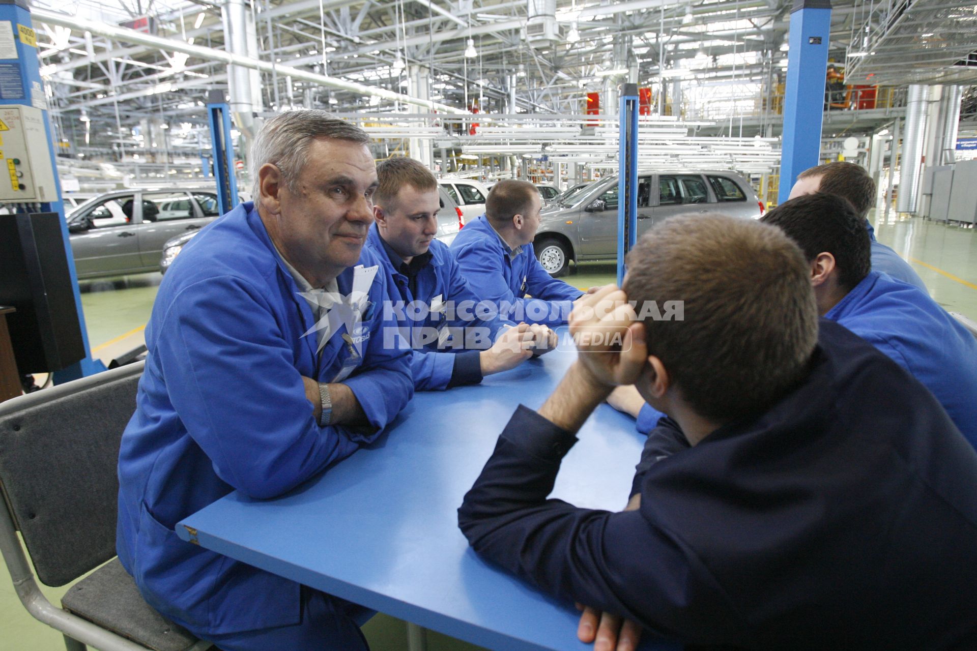 Волжский автомобильный завод. ВАЗ. Сборочная линия. Перерыв на работе. Обед на рабочем месте. 30 марта 2009 года.