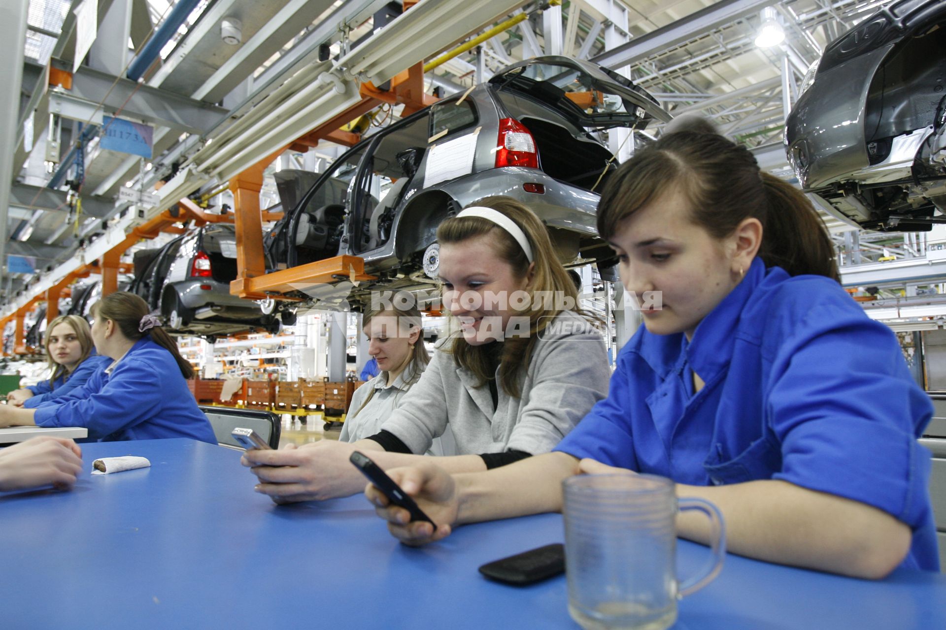 Волжский автомобильный завод. ВАЗ. Сборочная линия. Перерыв на работе. Обед на рабочем месте. 30 марта 2009 года.