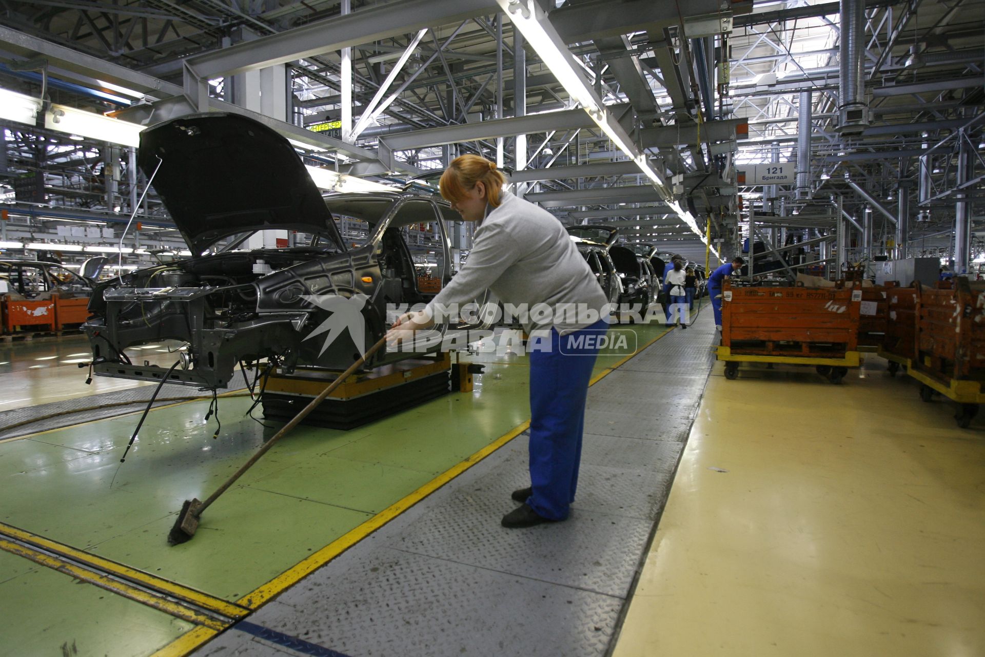 Волжский автомобильный завод. ВАЗ. Сборочная линия. Уборка цеха.. 30 марта 2009 года.