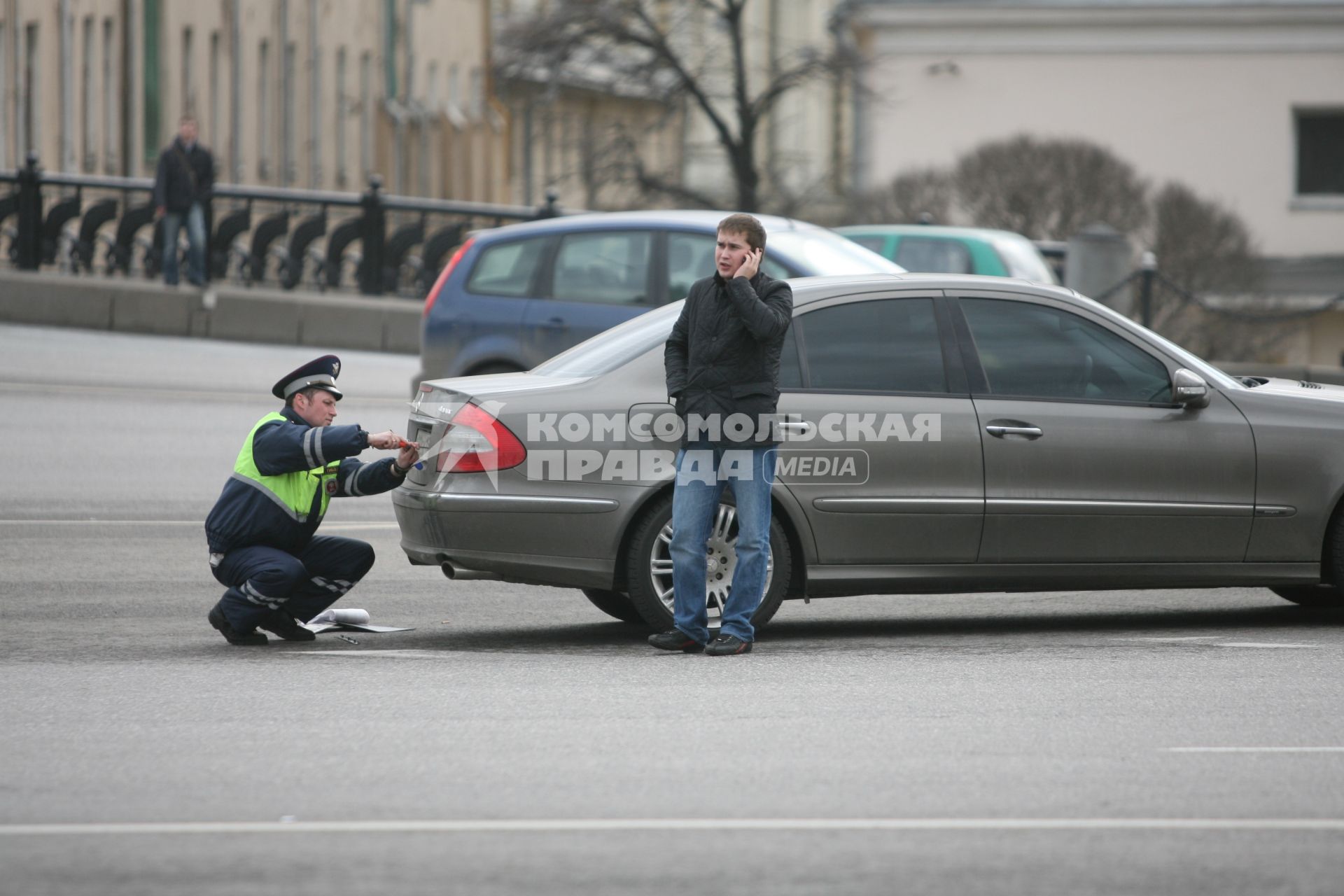 Полицейский скручивает с машины номера 222, Москва, 17 апреля 2011 года