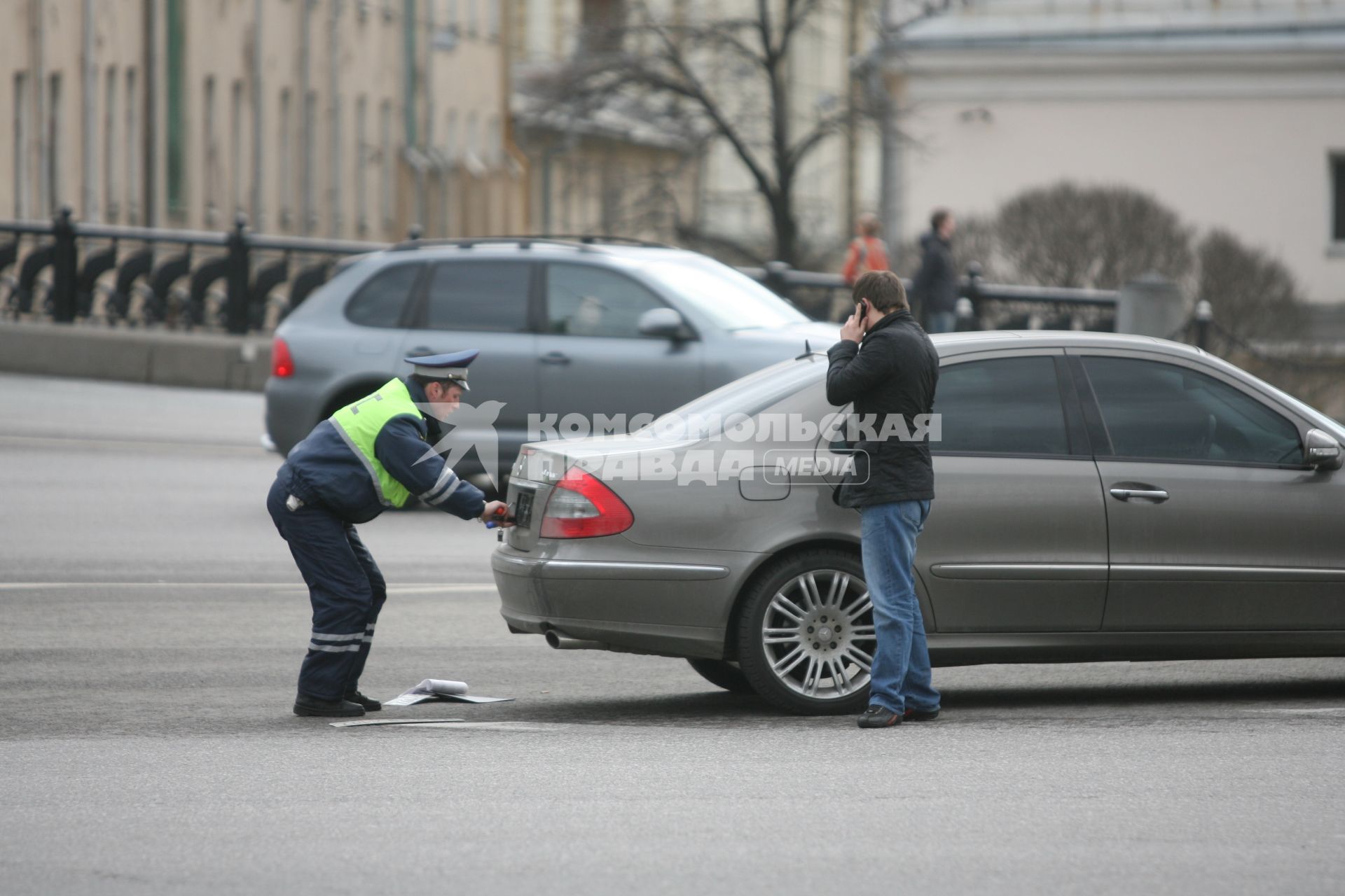 Полицейский скручивает с машины номера 222, Москва, 17 апреля 2011 года