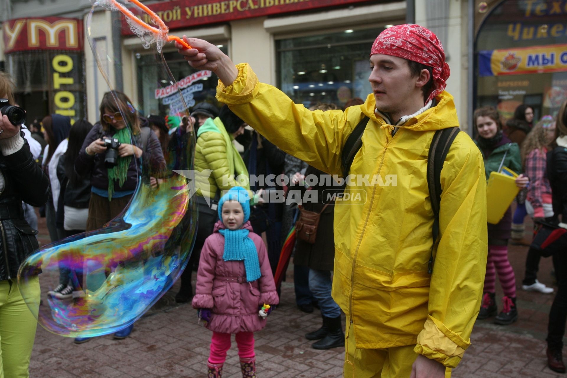 Парад- шествие с мыльными пузырями на Арбате, Москва, 10 апреля 2011 года