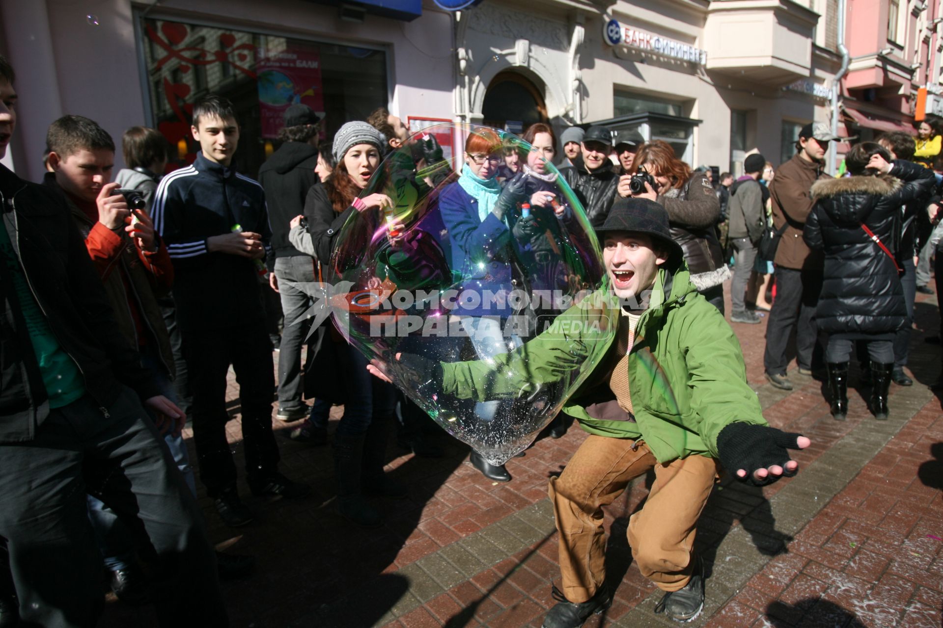 Парад- шествие с мыльными пузырями на Арбате, Москва, 10 апреля 2011 года