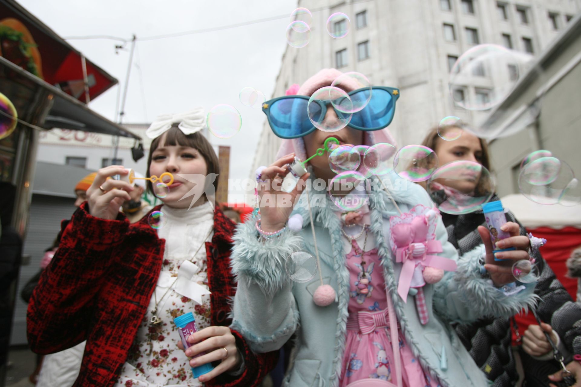 Парад- шествие с мыльными пузырями на Арбате, Москва, 10 апреля 2011 года