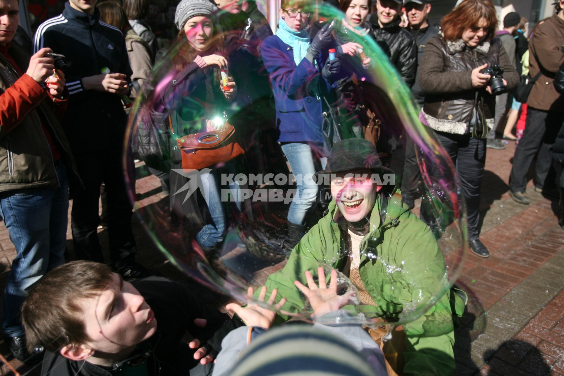 Парад- шествие с мыльными пузырями на Арбате, Москва, 10 апреля 2011 года