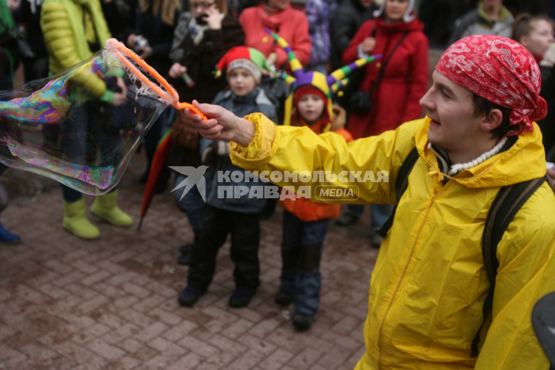 Парад- шествие с мыльными пузырями на Арбате, Москва, 10 апреля 2011 года