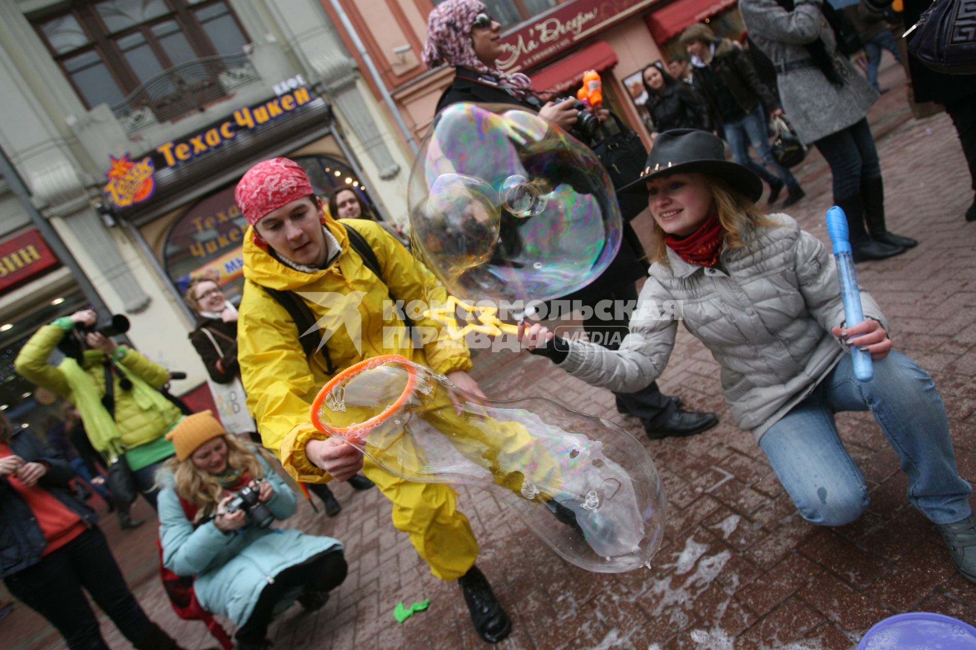 Парад- шествие с мыльными пузырями на Арбате, Москва, 10 апреля 2011 года