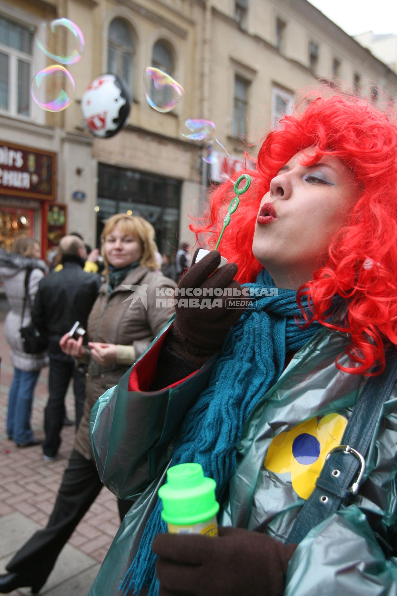 Парад- шествие с мыльными пузырями на Арбате, Москва, 10 апреля 2011 года