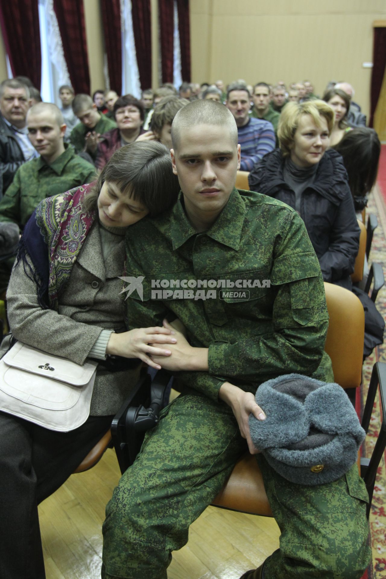 Осенняя призывная компания, отправка призывников проходит в призывном пункте города Москвы. На снимке: призывник с матерью. 19 ноября 2010 года.