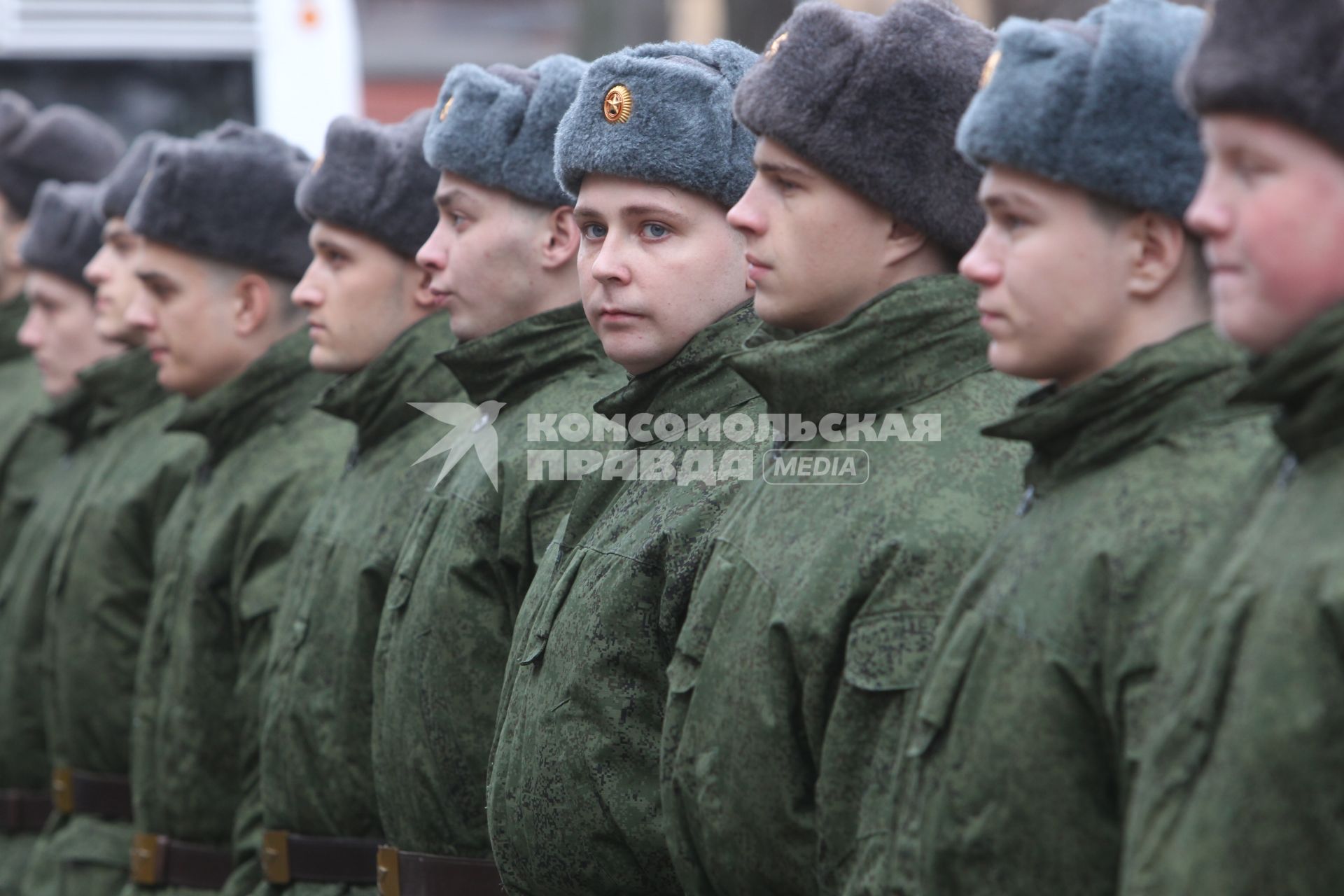 Осенняя призывная компания, отправка призывников проходит в призывном пункете города Москвы. На снимке: призывники стоят в строю. 19 ноября 2010 года.