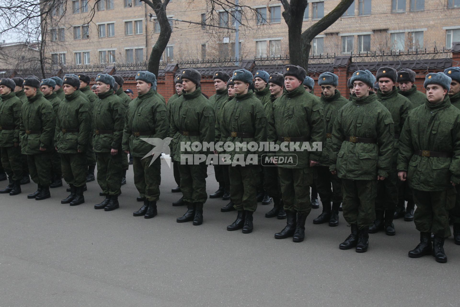 Осенняя призывная компания, отправка призывников проходит в призывном пункете города Москвы. На снимке: призывники стоят в строю. 19 ноября 2010 года.