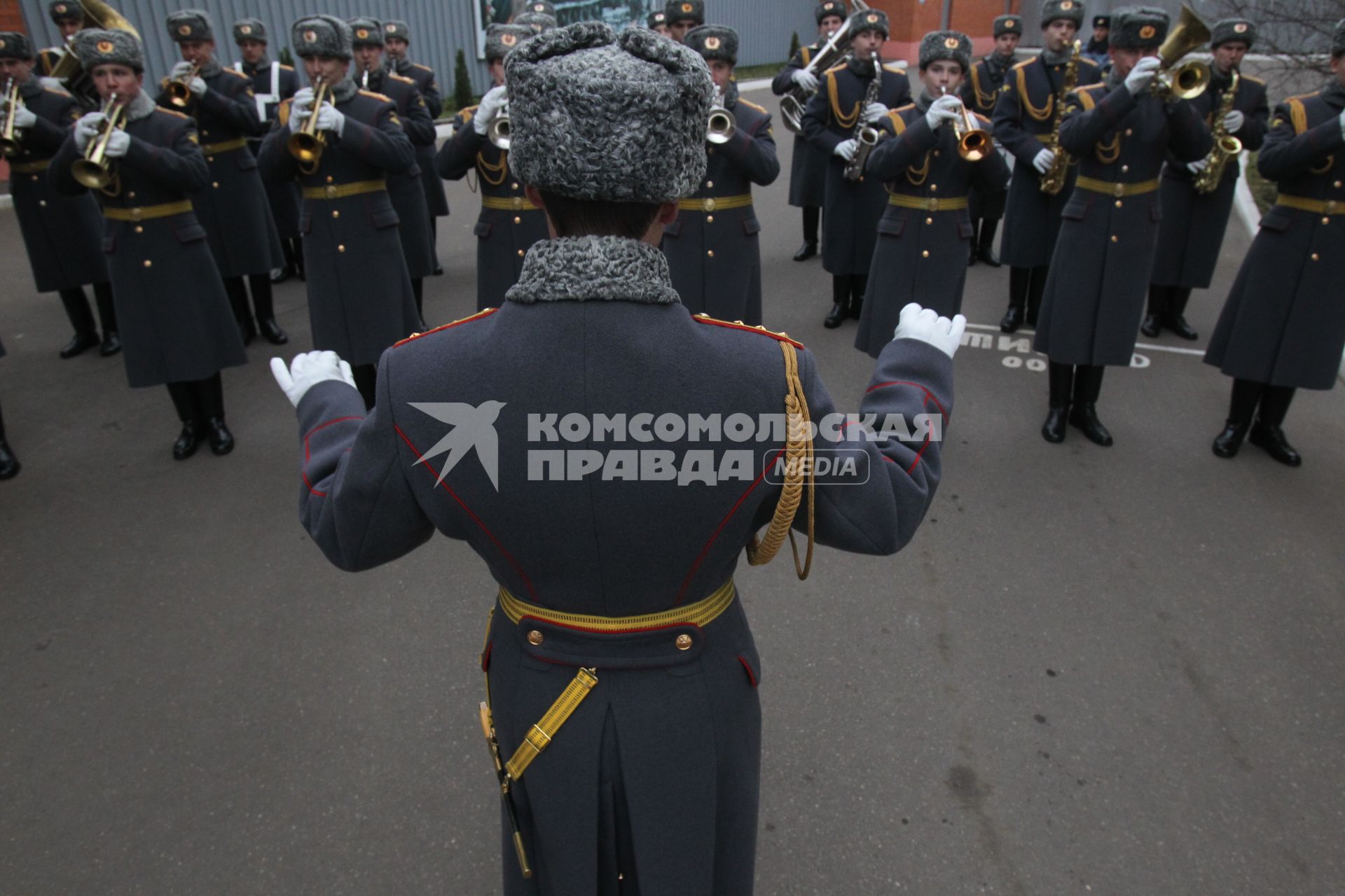 Осенняя призывная компания, отправка призывников проходит в призывном пункте города Москвы. На снимке: Военный оркестр играет марш. 19 ноября 2010 года.