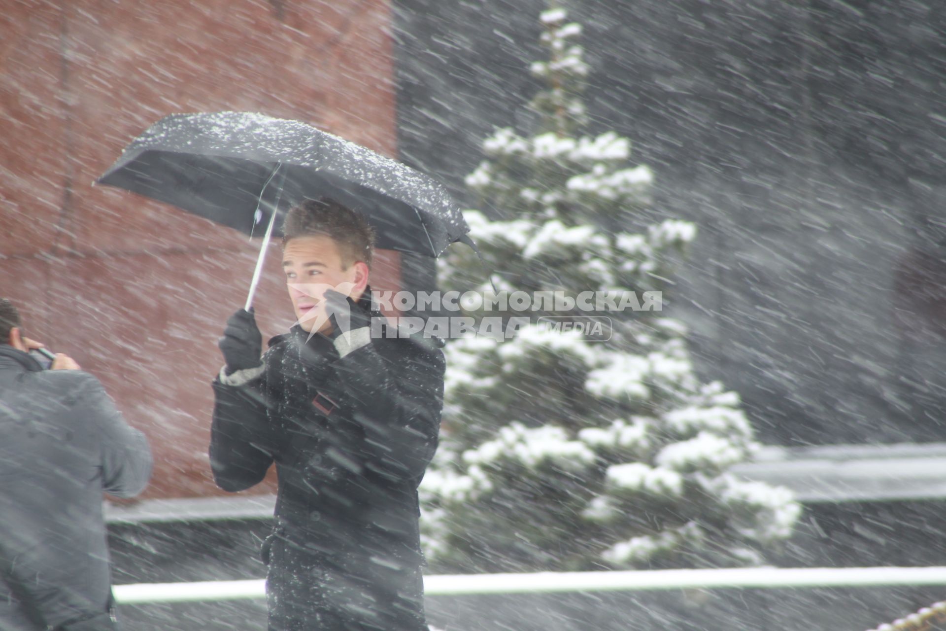 Россия. Москва. 09 апреля 2011г. Снегопад, метель, зонт.