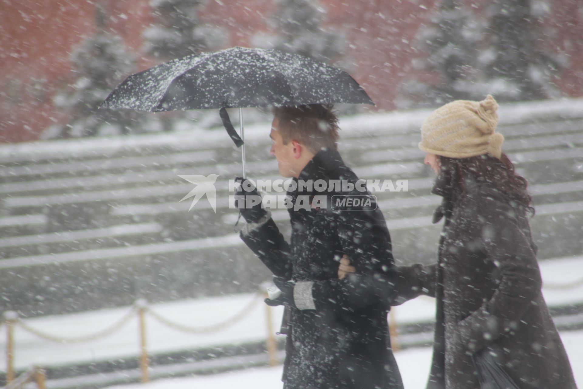 Россия. Москва. 09 апреля 2011г. Снегопад, метель, зонт. Молодые люди прогулка, парень девушка.